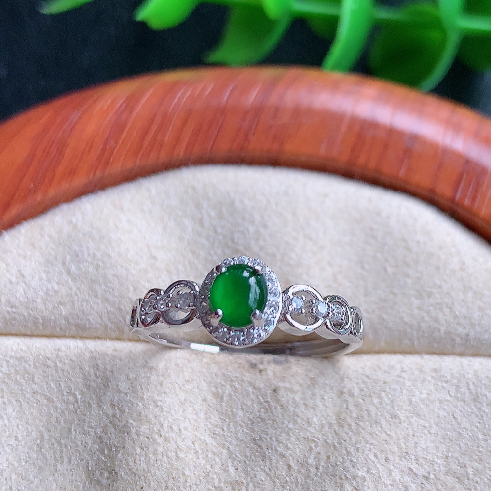 冰满绿精美蛋面翡翠戒指  玉质细腻  冰清玉润  飘花灵动  颜色漂亮  W815.16  内径尺寸：17.5-7-5mm  裸石尺寸：5-4mm