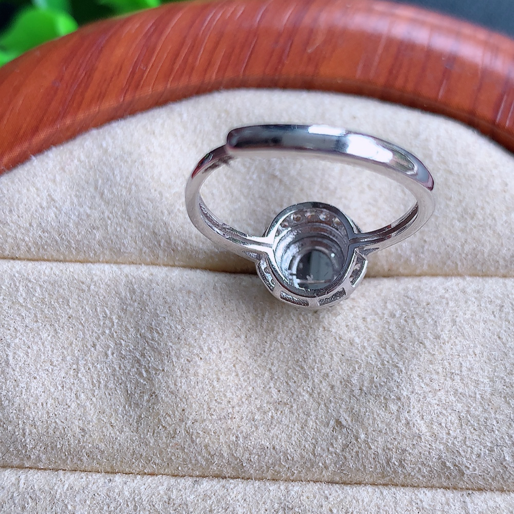 冰晴水精美翡翠蛋面戒指  玉质细腻  冰清玉润  飘花灵动  颜色漂亮  W481.16  内径尺寸：17-9.5-5.8mm  裸石尺寸：7mm