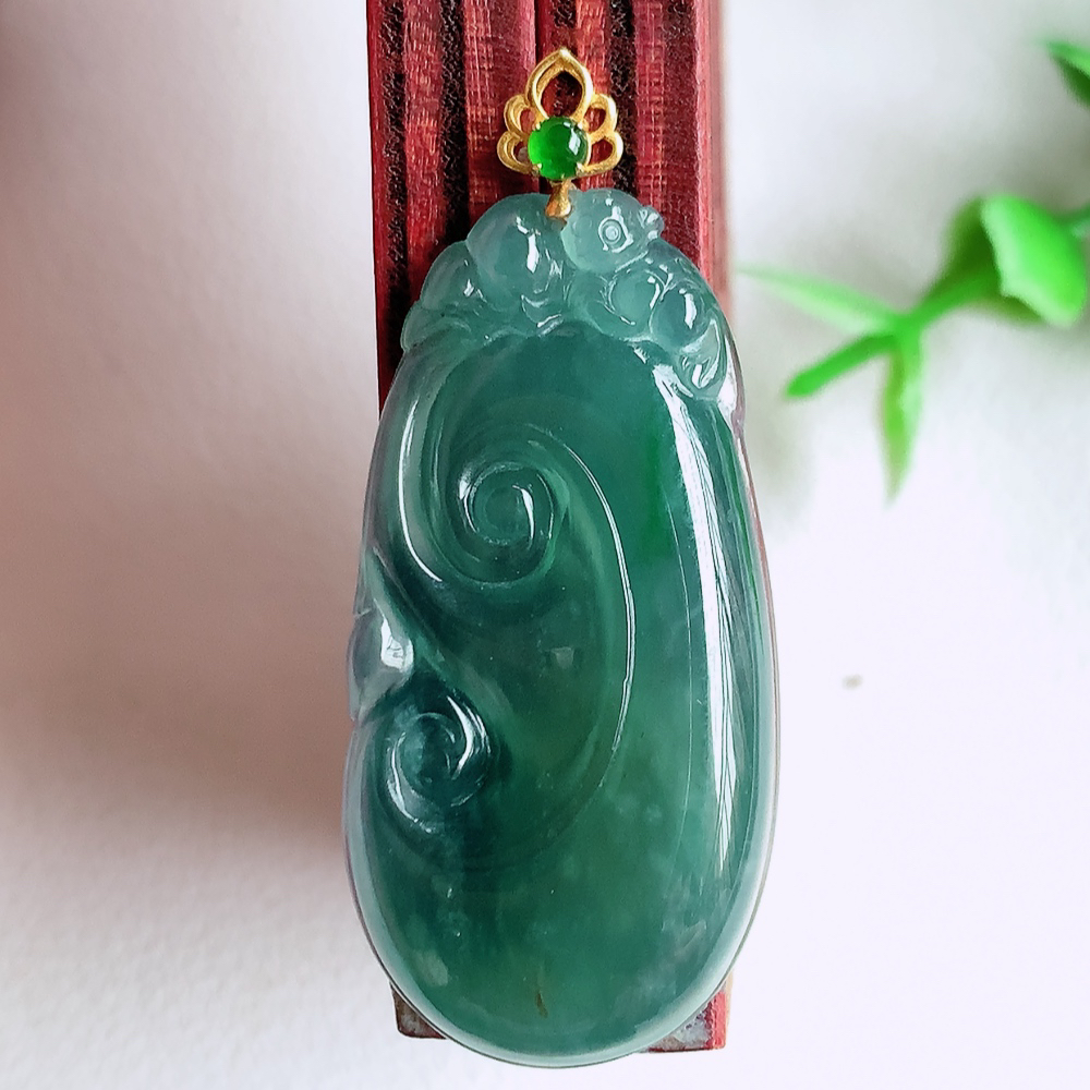 18k金扣蓝冰吉祥如意翡翠吊坠  寓意“万事如意，吉祥如意,福寿绵长 心想事成”饱满大气，通透水润 