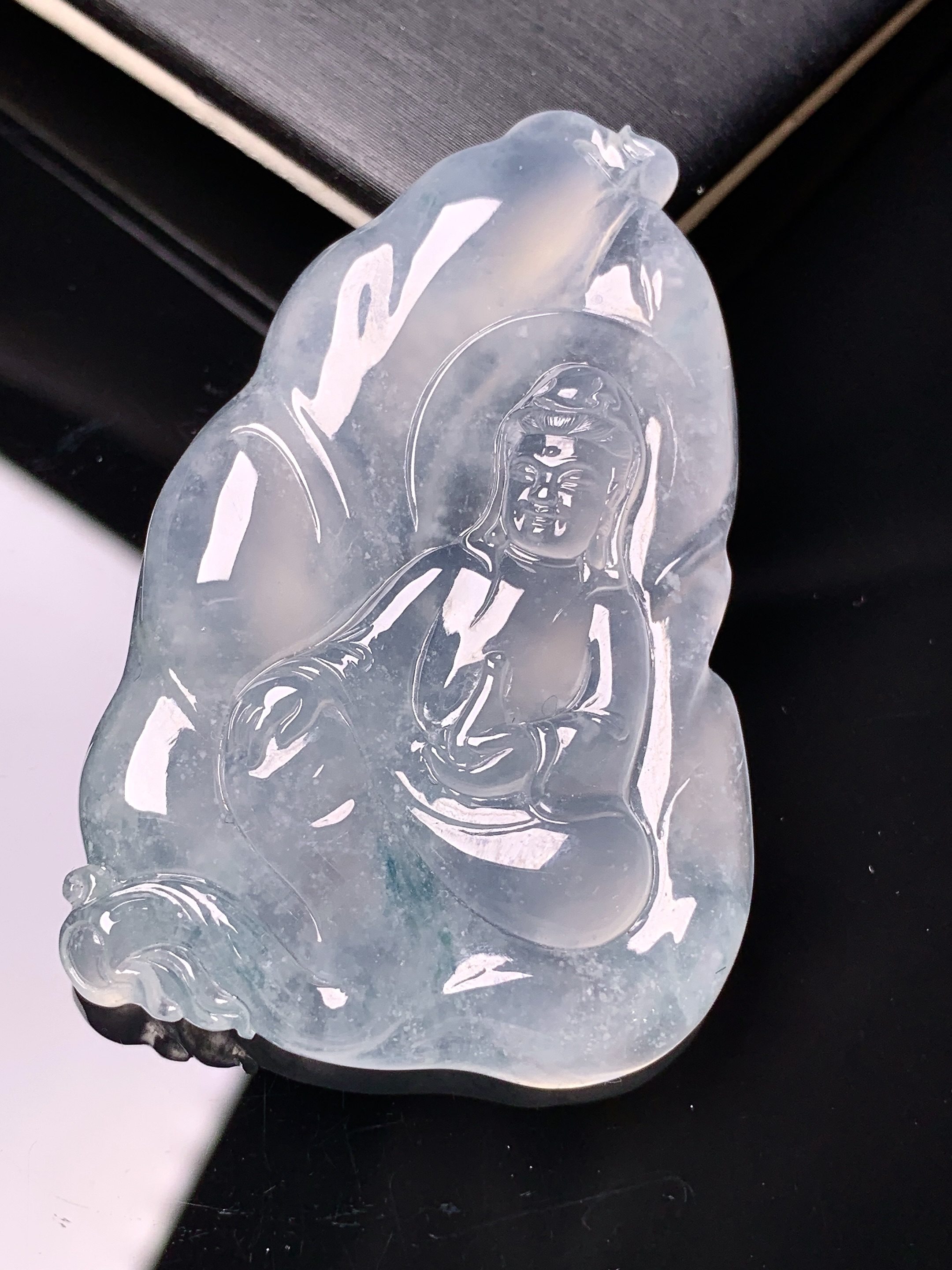 冰种观音菩萨吊坠 玉质细腻 色泽艳丽清新 水润亮眼 整体尺寸50*33.6*6.3x7