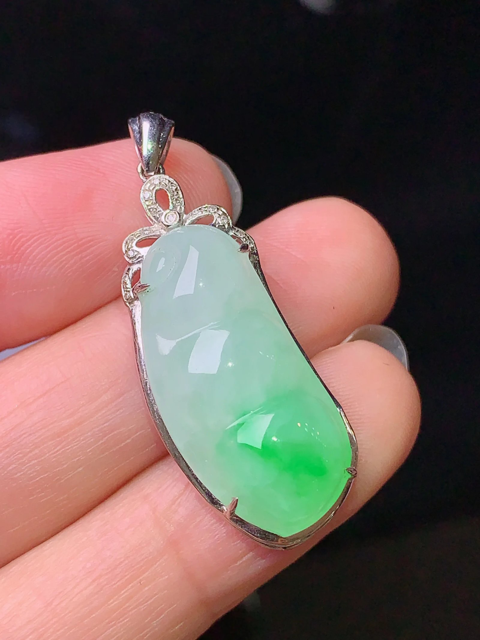 18k金钻镶嵌飘绿四季豆吊坠 玉质细腻 色泽艳丽 整体尺寸36.2*13.2*8.2m1