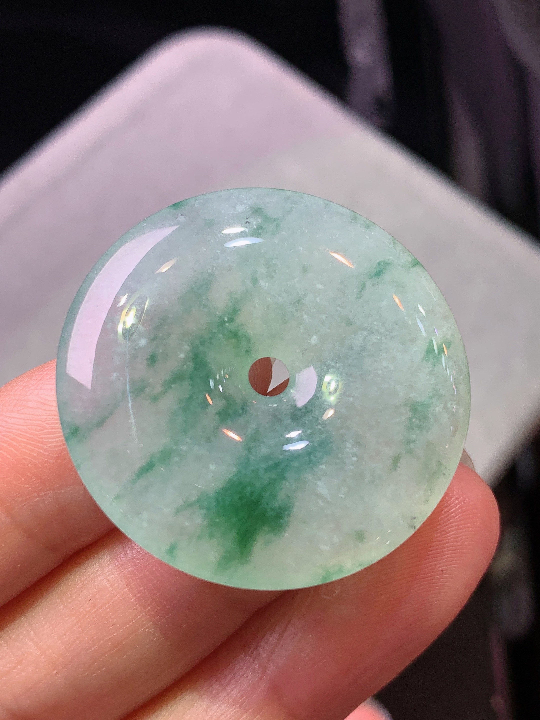 冰飘蓝花平安扣吊坠 玉质细腻 色泽艳丽清新 水润亮眼 整体尺寸31.5*5.8m2