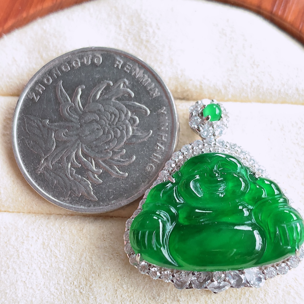925银镶冰润满绿佛公挂件 玉质细腻  精雕弥勒佛，笑佛福耳垂肩，面相喜庆，开怀大笑，憨态可掬。惟妙惟肖，寓意福禄双全，吉祥美满，笑口常开 W481.16  整体尺寸：27-25-8.8mm   裸石尺寸：15.5-22.8mm