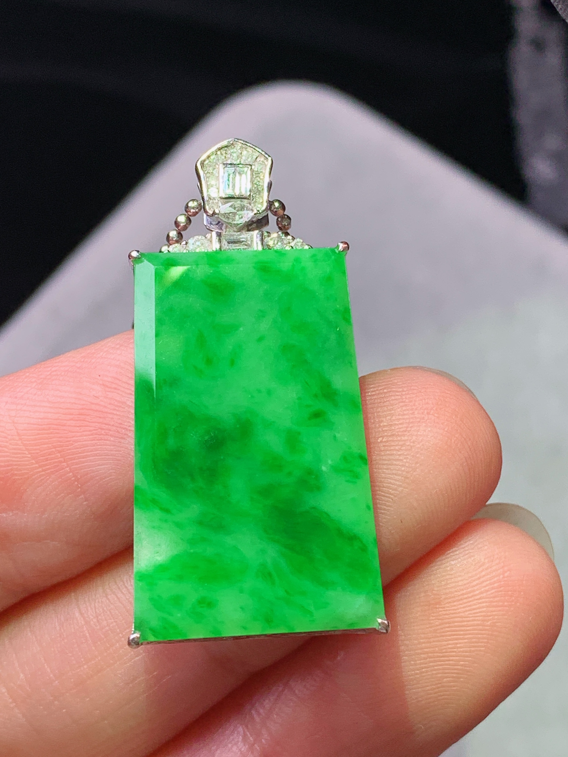 18k金钻镶嵌阳绿无事牌吊坠 玉质细腻 色泽艳丽清新 水润亮眼 整体尺寸32.7*15.3*5m2