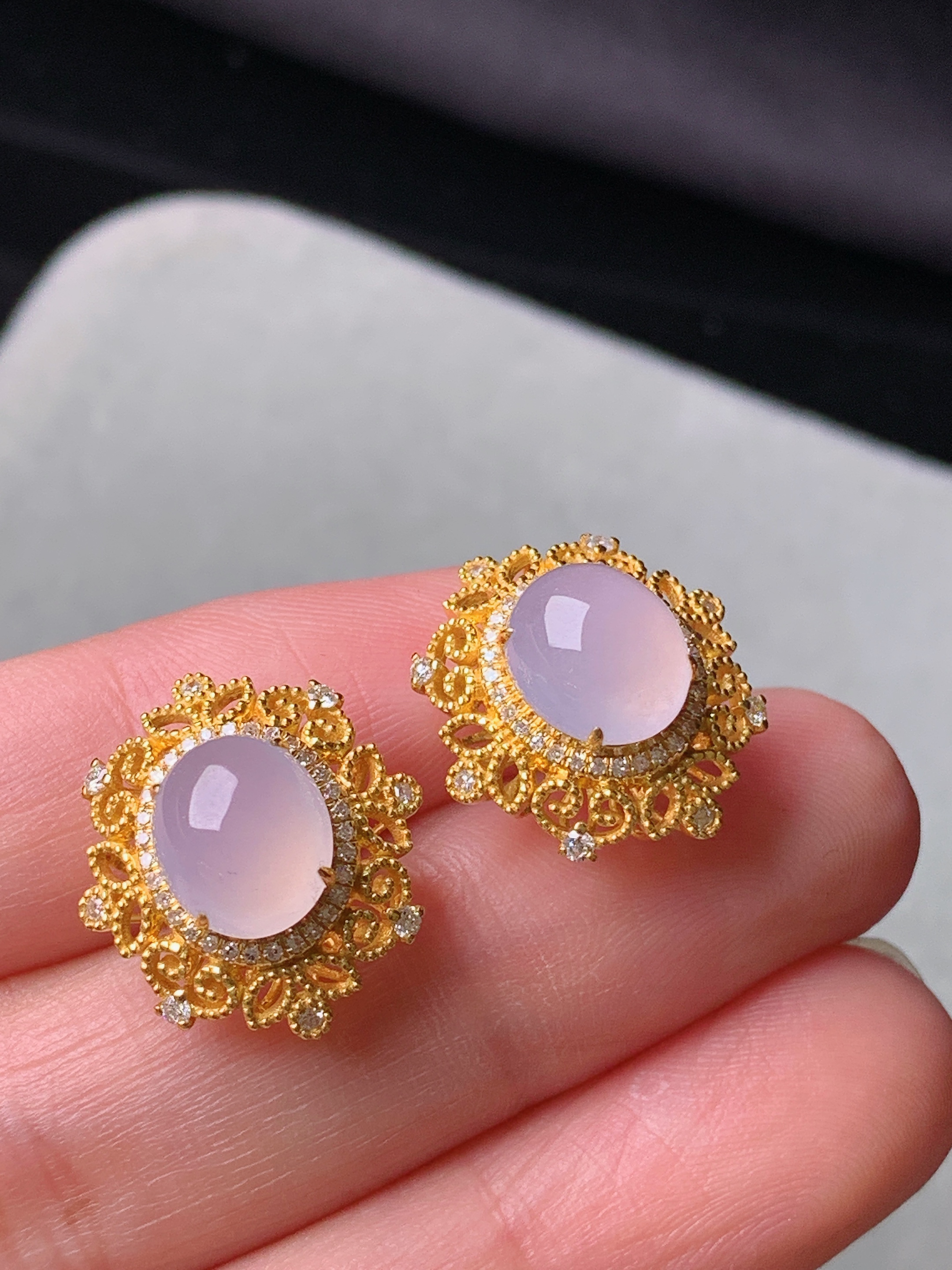 18k金钻镶嵌冰粉蛋面耳钉 玉质细腻 色泽艳丽清新 水润亮眼 整体尺寸16.8*15.3*10.2m