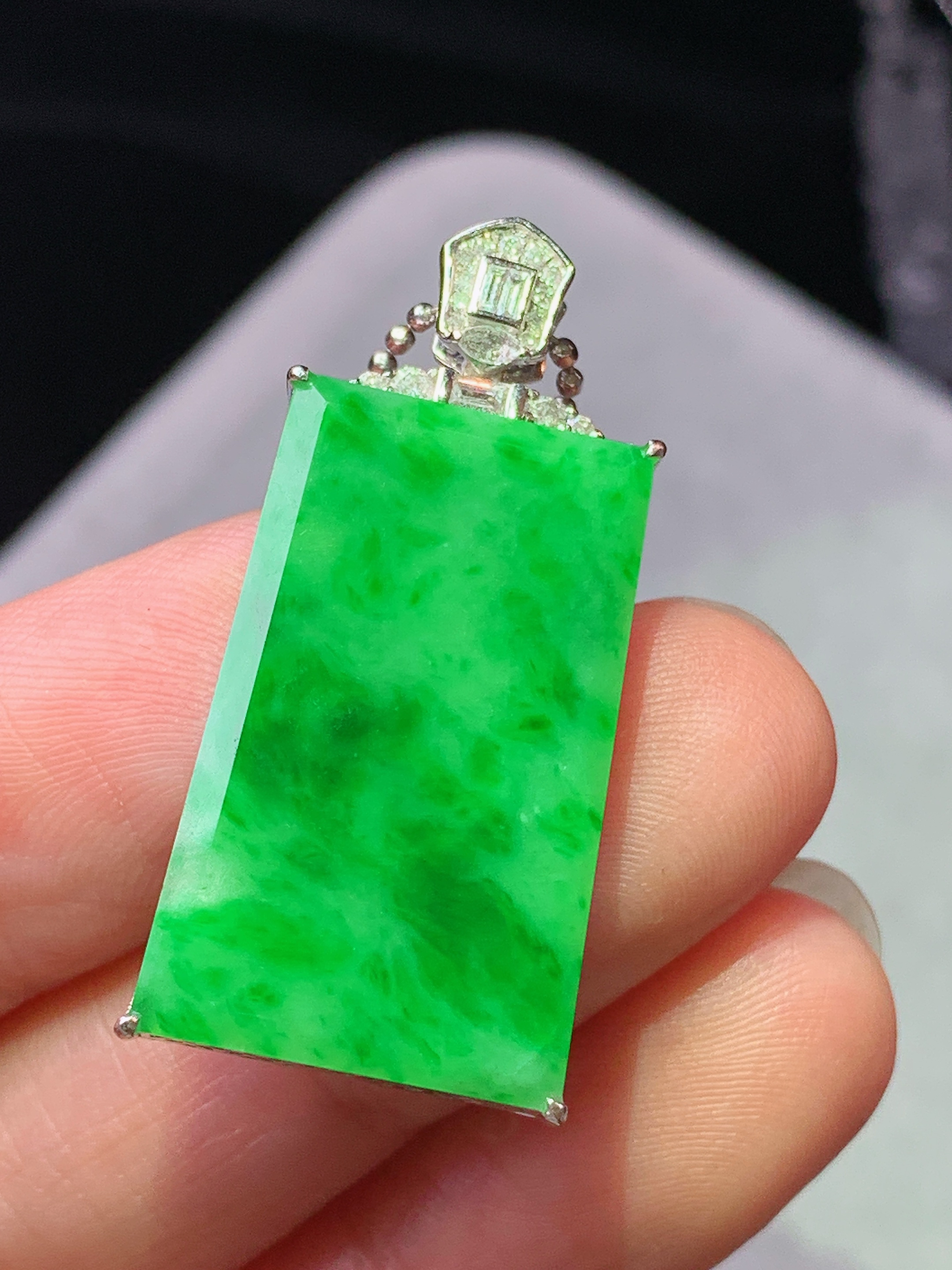 18k金钻镶嵌阳绿无事牌吊坠 玉质细腻 色泽艳丽清新 水润亮眼 整体尺寸32.7*15.3*5m2