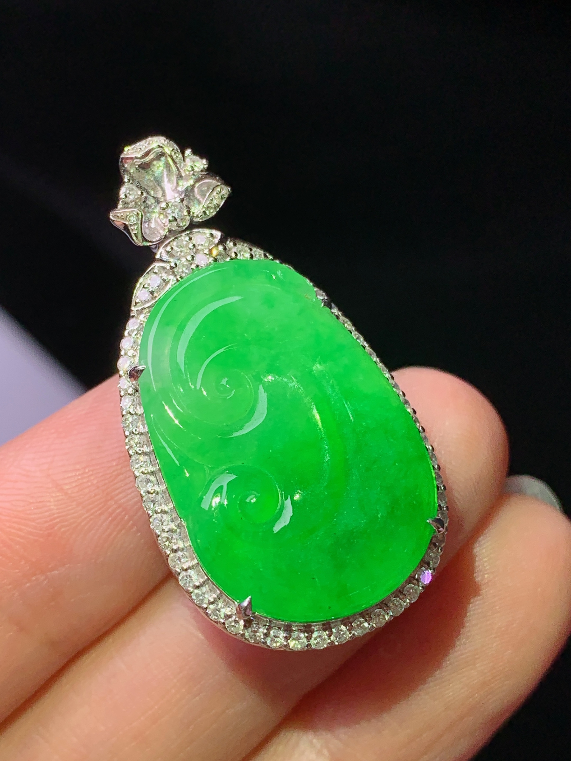 18金钻镶嵌阳绿如意吊坠 玉质细腻 色泽艳丽清新 水润亮眼 整体尺寸35.6*19*9.5y1