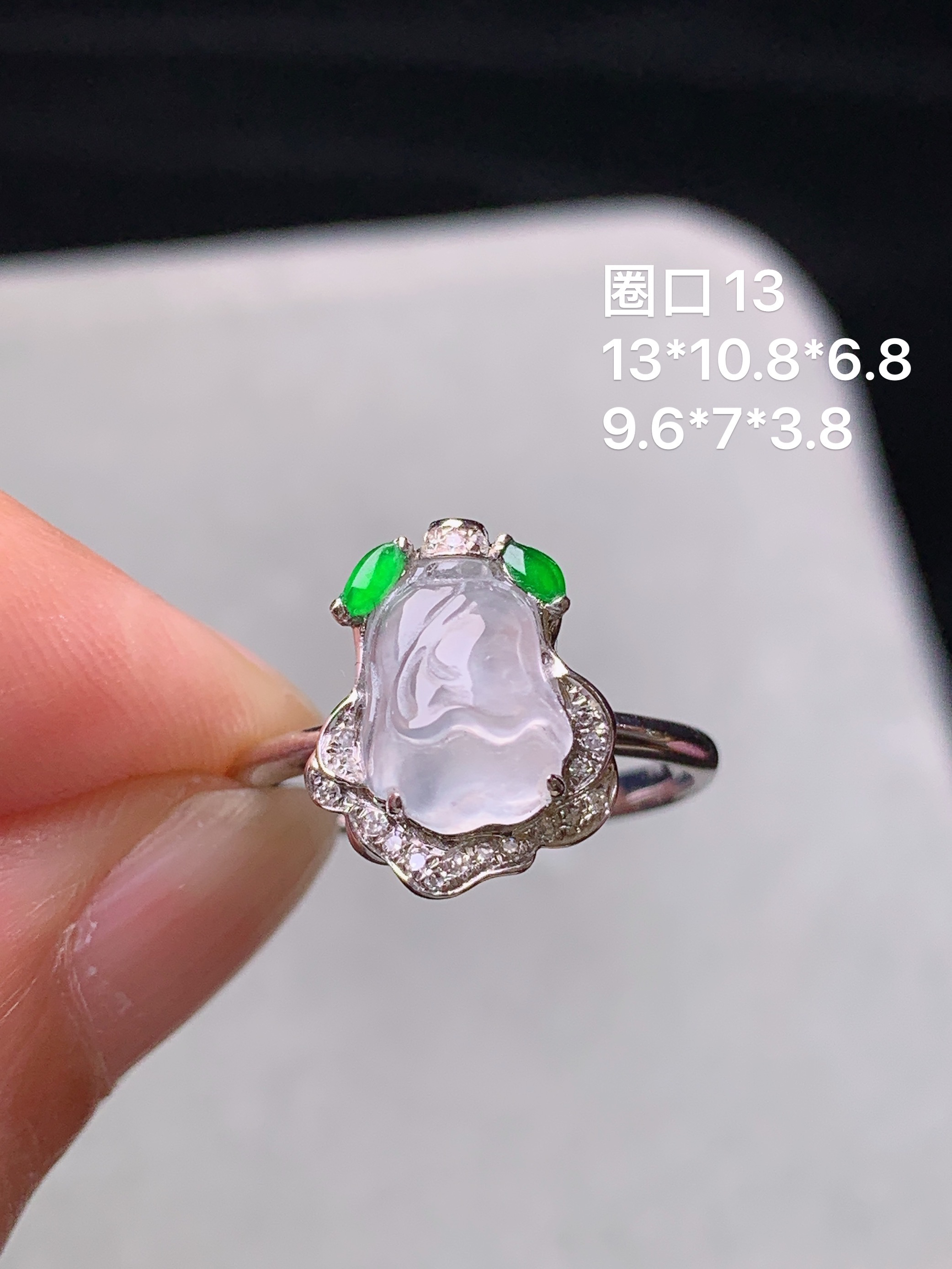 18k金钻镶嵌冰种白菜戒指 玉质细腻 色泽艳丽清新 水润亮眼 圈口13 整体尺寸13*10.8*6.8t1