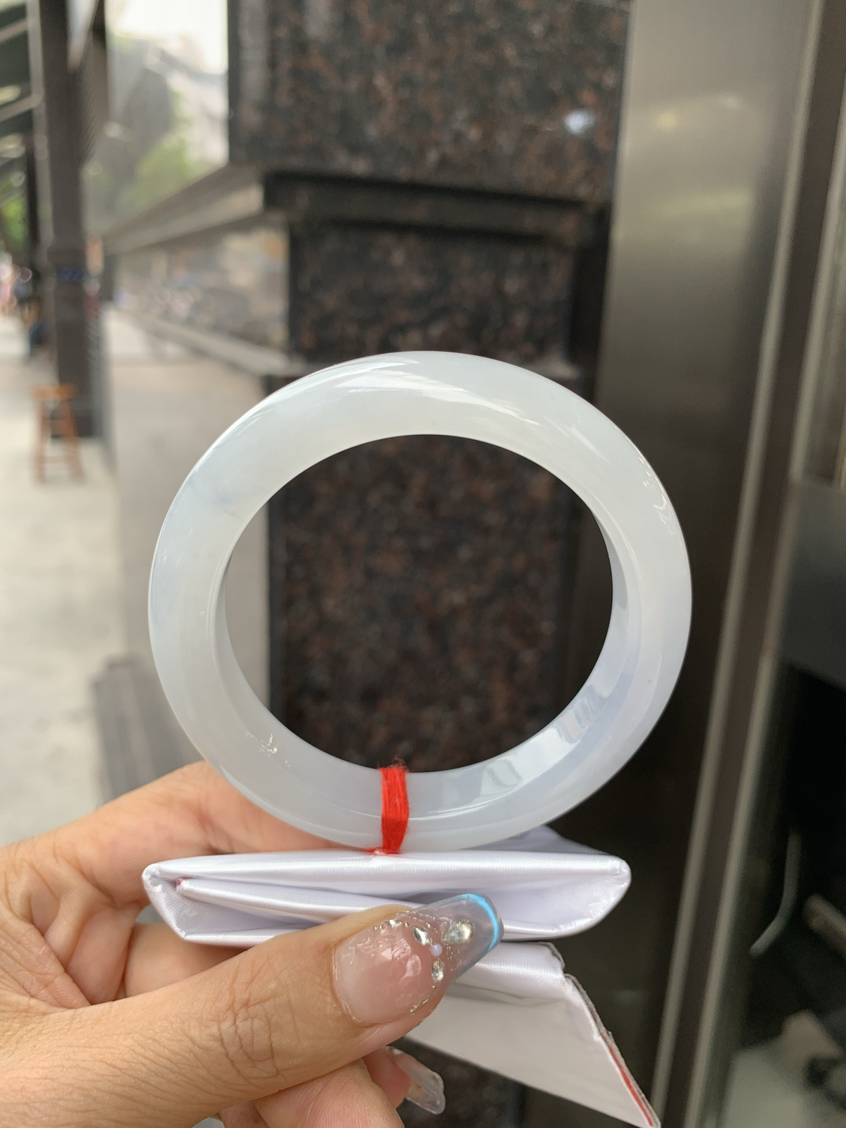 淡紫正圈，无暇。底妆干净细腻，胶感十足，淡淡的紫韵如烟似雾，意境飘渺