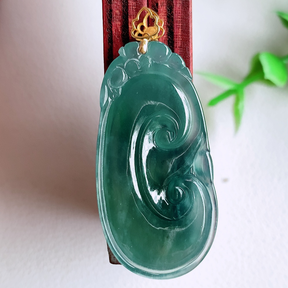 18k金扣蓝冰吉祥如意翡翠吊坠  寓意“万事如意，吉祥如意,福寿绵长 心想事成”饱满大气，通透水润  W01.16  尺寸：36-18-4.3mm