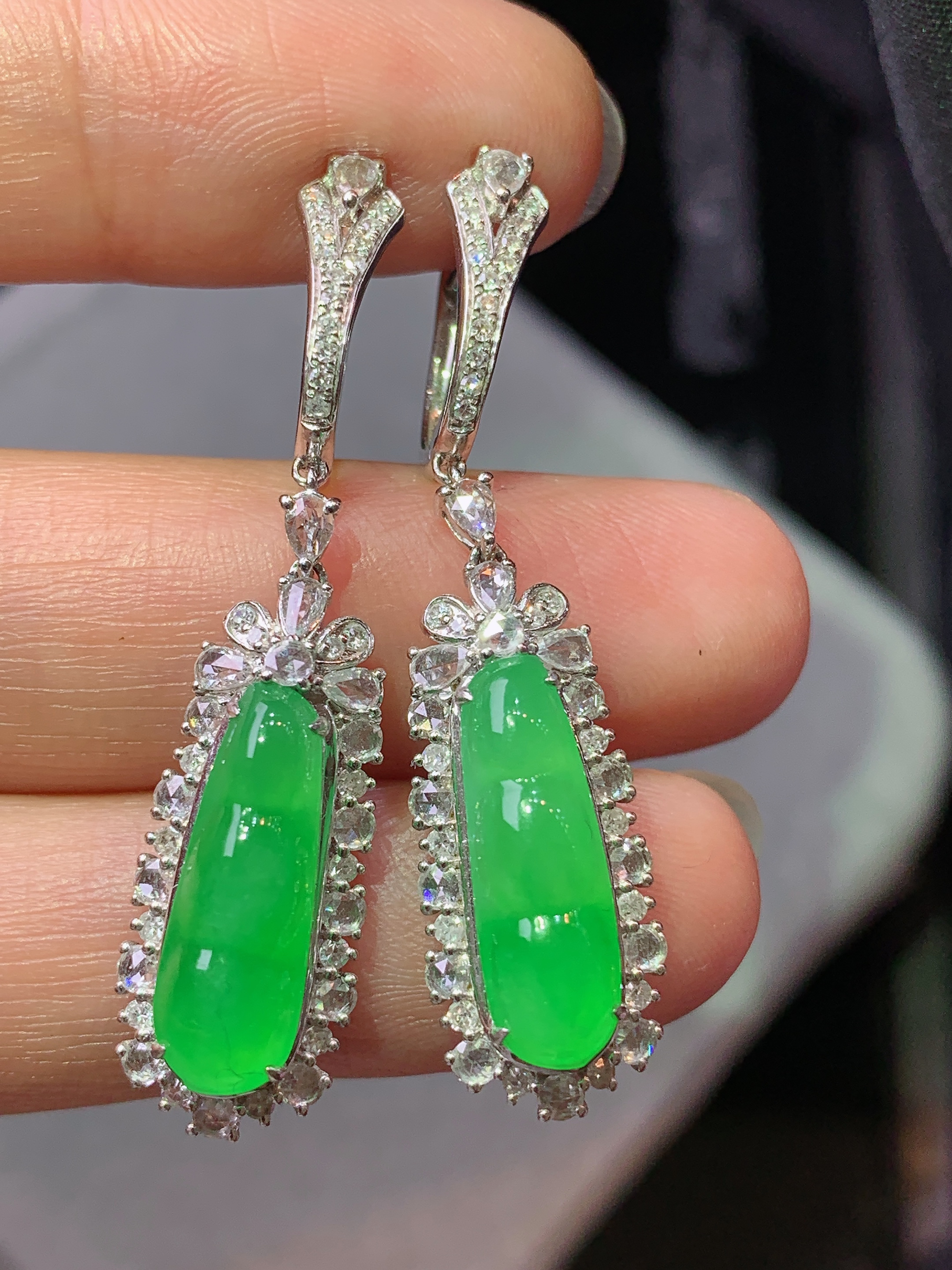 18k金钻镶嵌冰阳绿四季豆耳坠 玉质细腻 色泽艳丽清新 水润亮眼 整体尺寸41.5*10*7.6h1