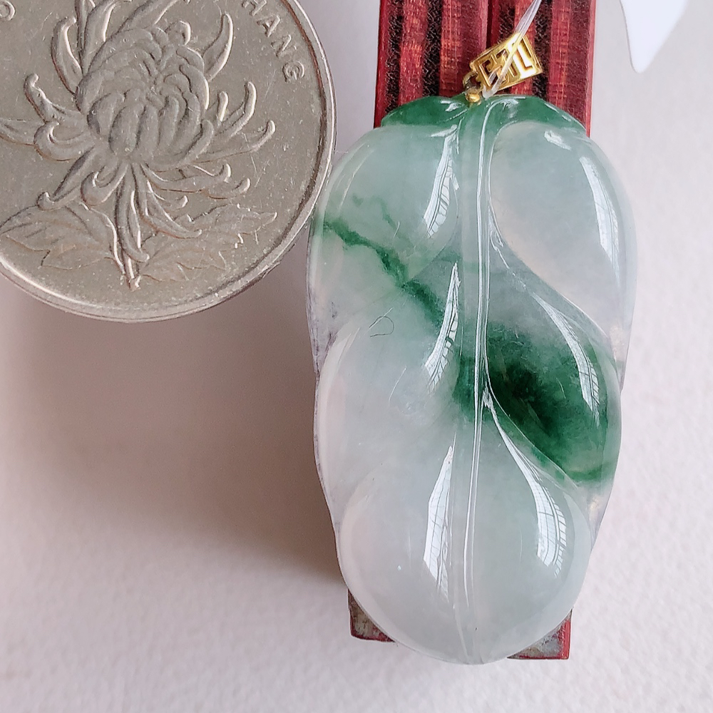 18k金扣冰润飘花金枝玉叶翡翠吊坠  老种起胶感  飘花灵动  寓意“金枝玉叶，大业有成，一夜成名”  饱满大气，水润通透。W49.16 尺寸：35.8-21-5.5mm