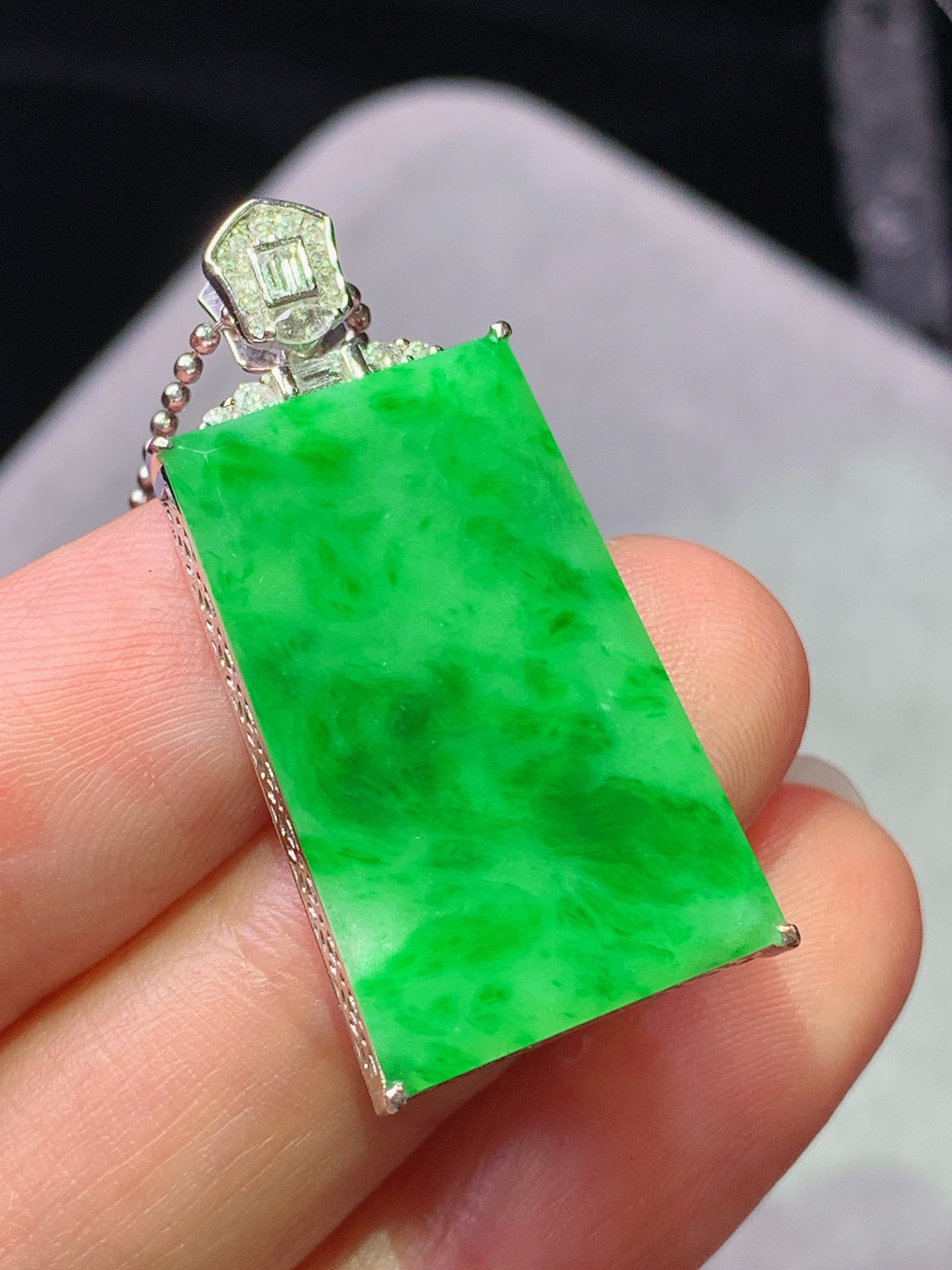 18k金钻镶嵌阳绿无事牌吊坠 玉质细腻 色泽艳丽清新 水润亮眼 整体尺寸32.7*15.3*5m2