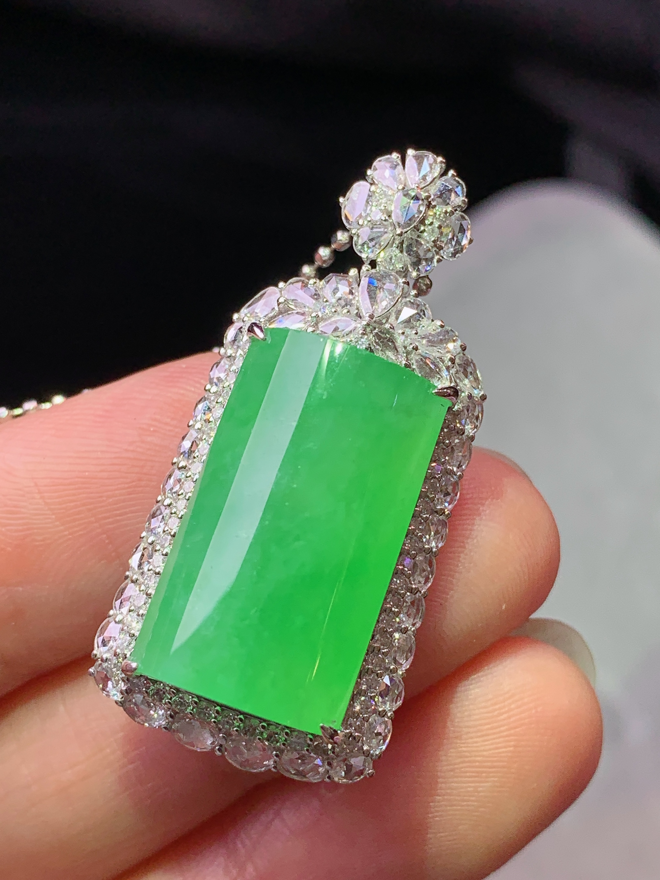 18k金钻镶嵌冰阳绿玉柱吊坠 玉质细腻 色泽艳丽清新 水润亮眼 整体尺寸36*17*12.3m3