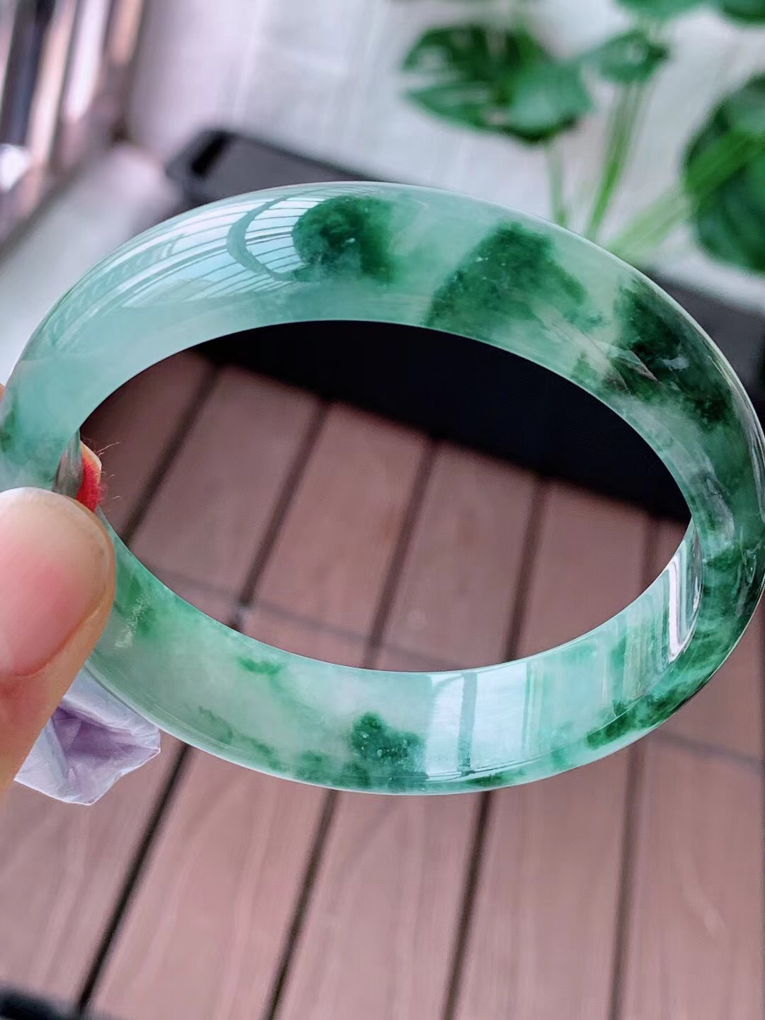 【翡翠名称】老种冰飘花58.8正圈口手镯
【翡翠尺寸】58.8/14.5/7mm适合57.8-60正