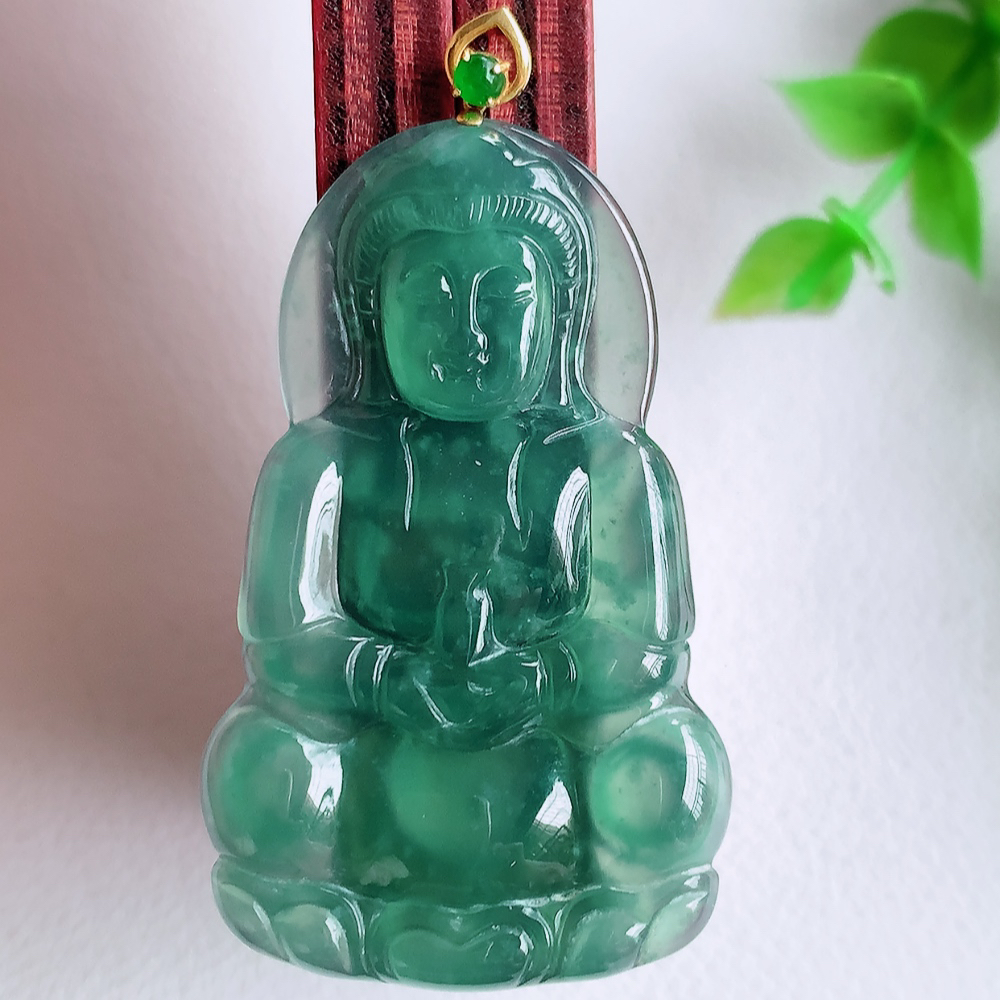 18k金扣蓝冰精雕观音吊坠，法相端庄大气，工艺精湛，种色浓郁，细腻饱满冰润，种老水足，收藏佳品，佩戴