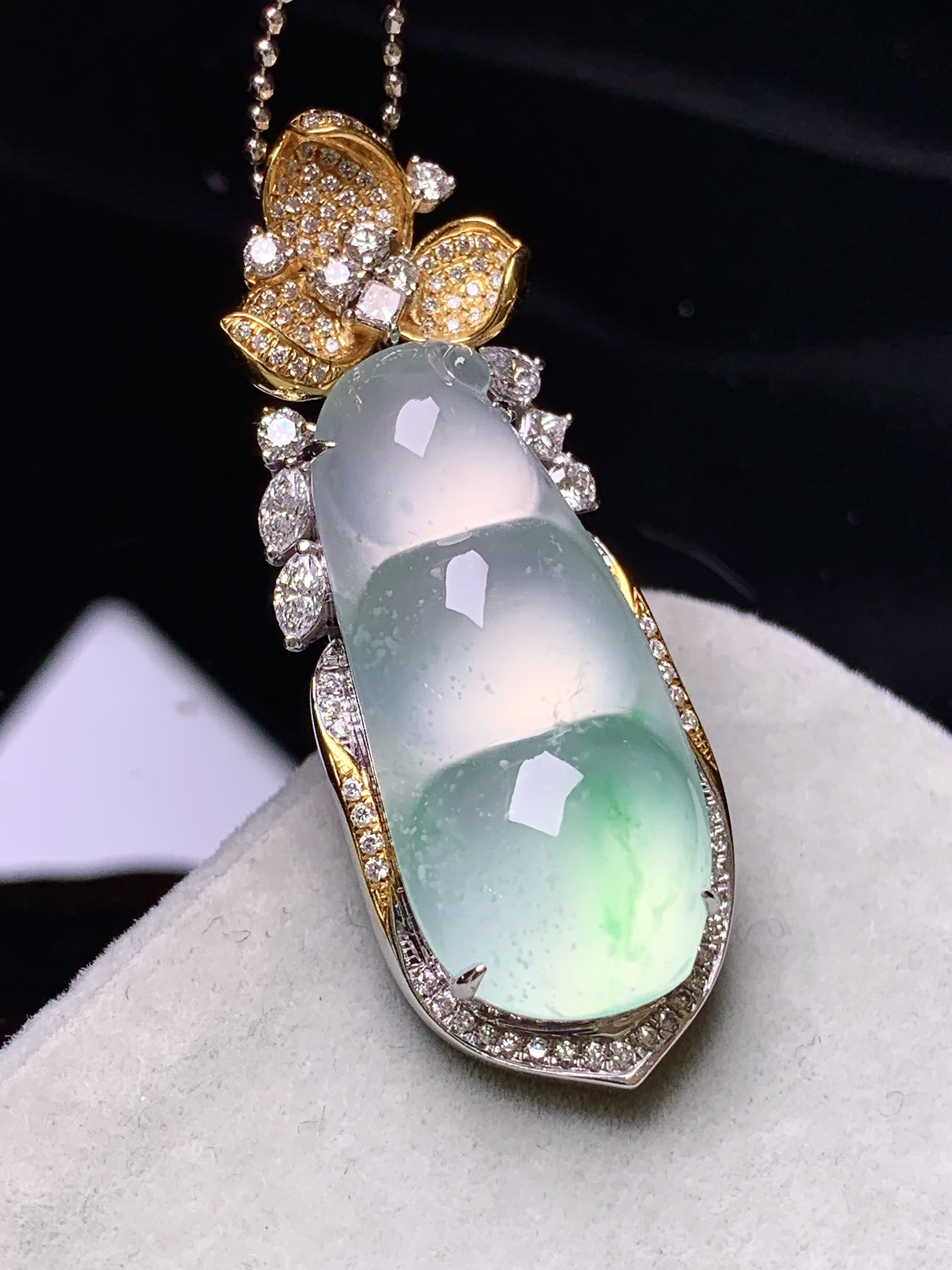 18k金钻镶嵌冰种飘绿四季豆吊坠 玉质细腻 色泽艳丽清新 水润亮眼 整体尺寸43.5*16.2*9.