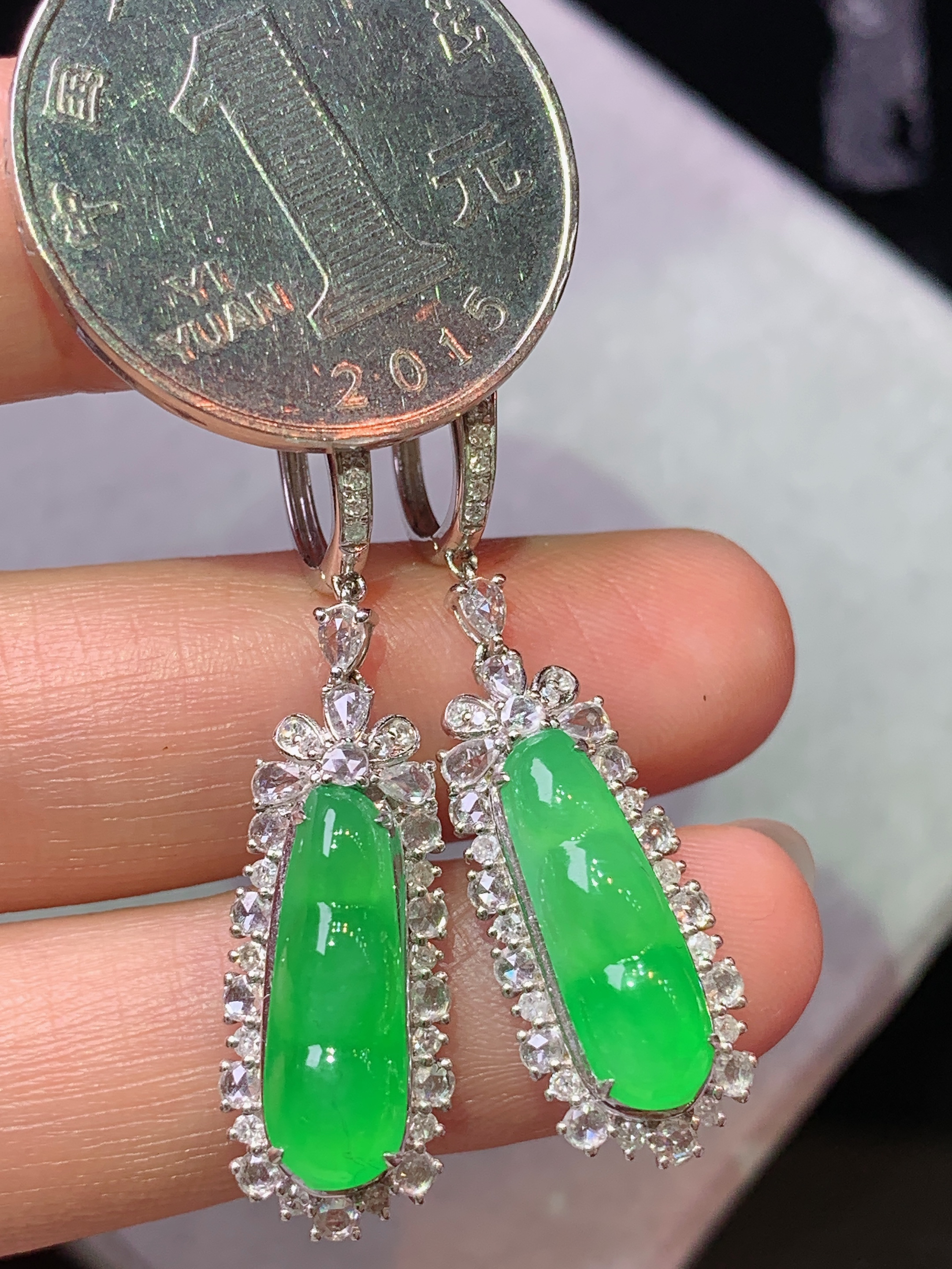 18k金钻镶嵌冰阳绿四季豆耳坠 玉质细腻 色泽艳丽清新 水润亮眼 整体尺寸41.5*10*7.6h1