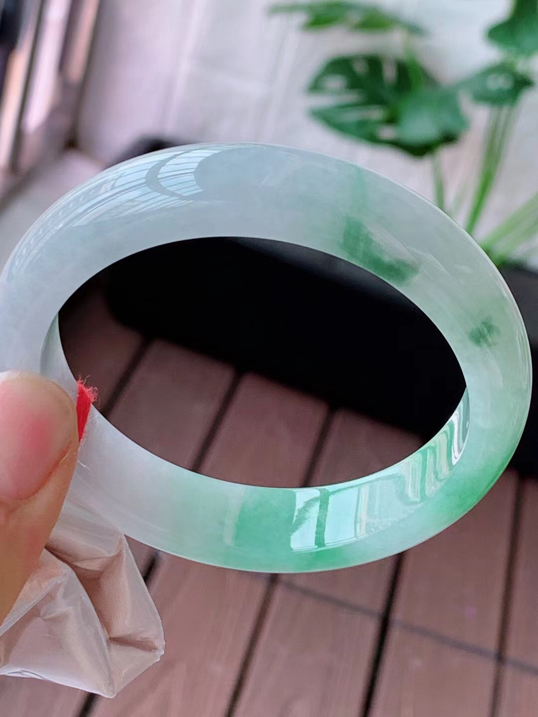 【翡翠名称】老种冰飘花53.6正圈口手镯
【翡翠尺寸】53.6/12.6/7.8mm适合52.6-55正圈口佩戴
【翡翠描述】宝贝种老水足，玉质细腻，色泽靓丽，性价比高，佩戴效果好！
【其它赠送】权威证书/精美挂绳盒子/支持全国复检