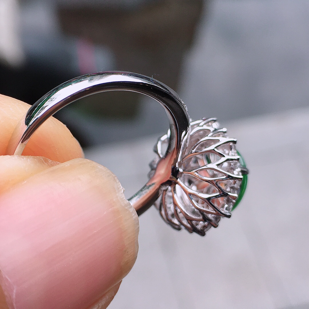 阳绿蛋面戒指，色泽均匀艳丽，玉质细腻，荧光感超
强，饱满圆润，尽显优雅气质，18k
金豪华镶嵌