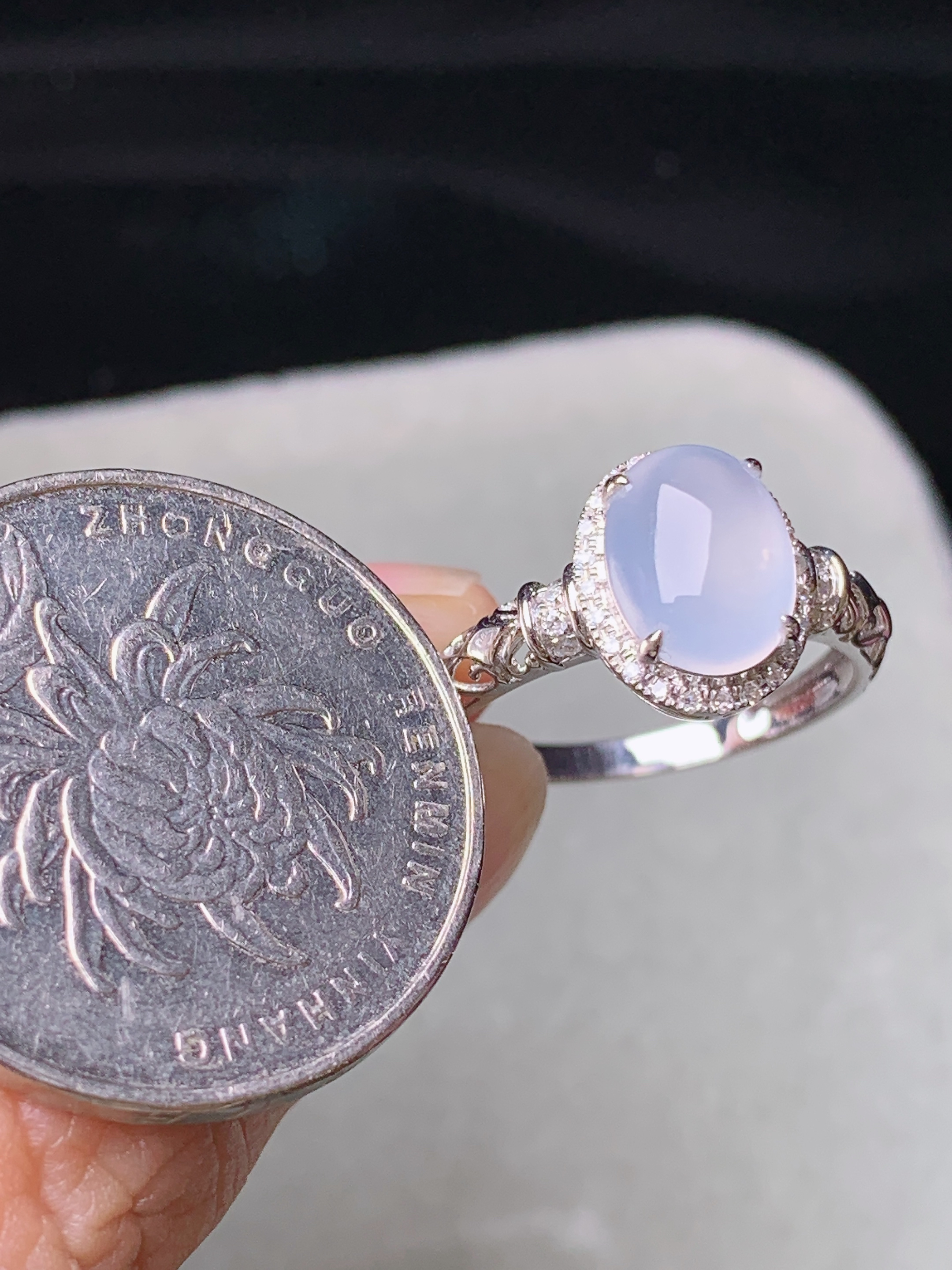 18k金钻镶嵌冰种蛋面戒指 玉质细腻 色泽艳丽清新 水润亮眼 圈口13 整体尺寸10.8*9.5*6.5t1