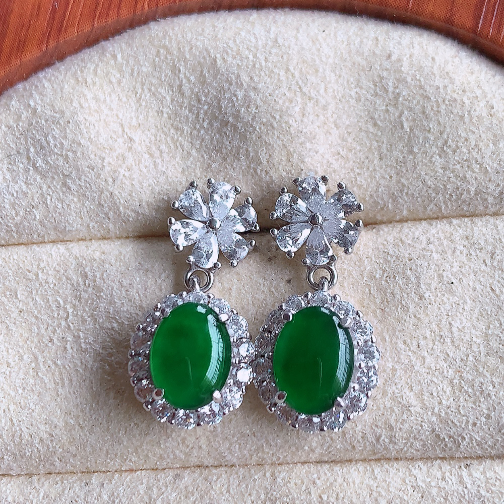 冰满绿翡翠925银镶嵌耳坠，自然光实拍，翠色灵动，颜色漂亮，种老水足，品相佳，佩戴佳品！W815.16  取一整体尺寸：19-9.3-5.8mm  裸石尺寸：7.8-5.8mm