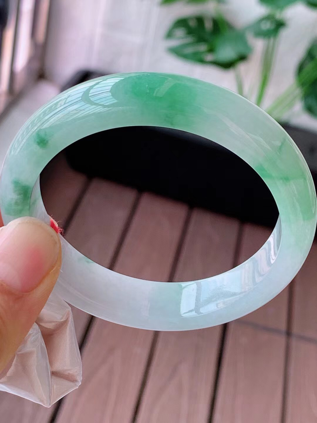 【翡翠名称】老种冰飘花53.6正圈口手镯
【翡翠尺寸】53.6/12.6/7.8mm适合52.6-5