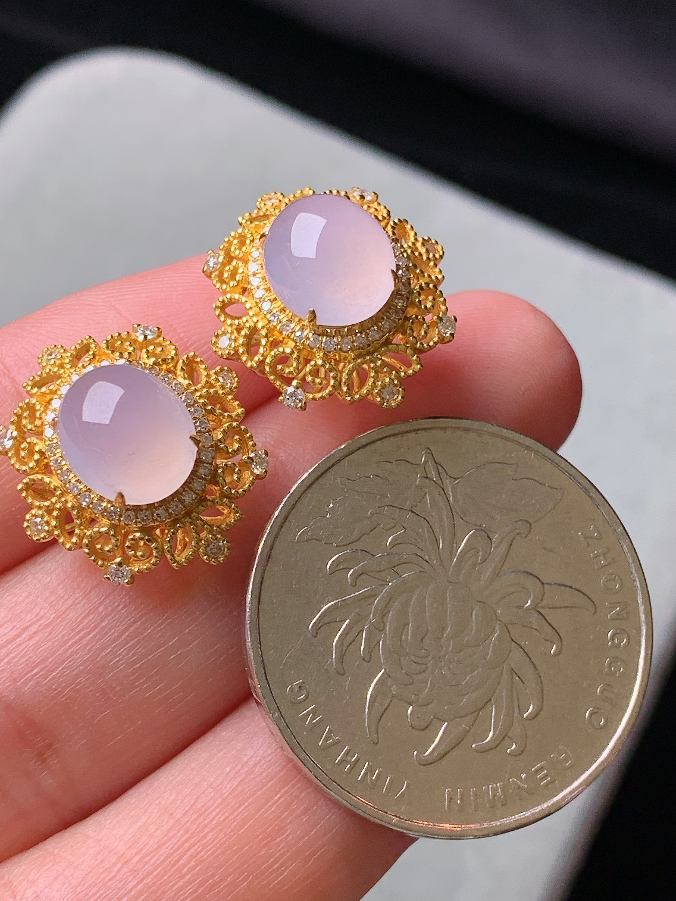 18k金钻镶嵌冰粉蛋面耳钉 玉质细腻 色泽艳丽清新 水润亮眼 整体尺寸16.8*15.3*10.2m5