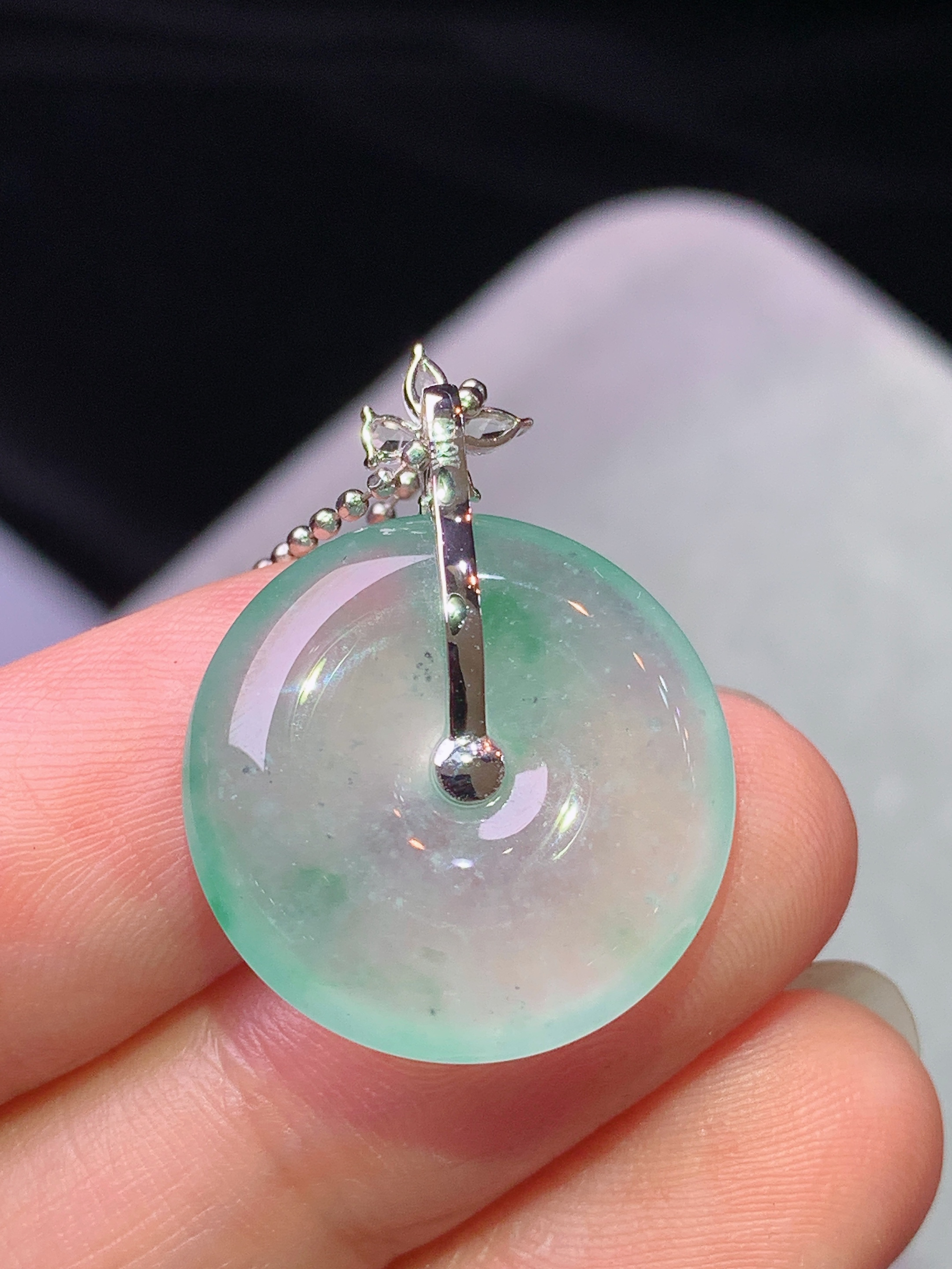 18k金钻镶嵌冰飘绿平安扣吊坠 玉质细腻 色泽艳丽清新 水润亮眼 整体尺寸26.2*19.5*5.6m3
