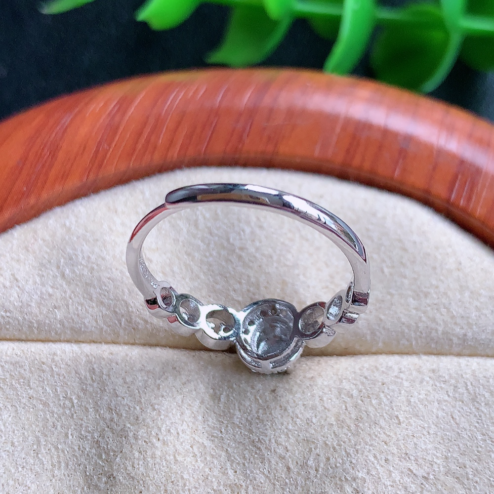 冰满绿精美蛋面翡翠戒指  玉质细腻  冰清玉润  飘花灵动  颜色漂亮  W815.16  内径尺寸：17.5-7-5mm  裸石尺寸：5-4mm