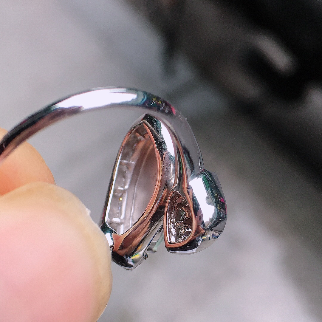 冰种福豆戒指，玉质细腻，荧光感超
强，饱满圆润，尽显优雅气质，18k
金豪华镶嵌