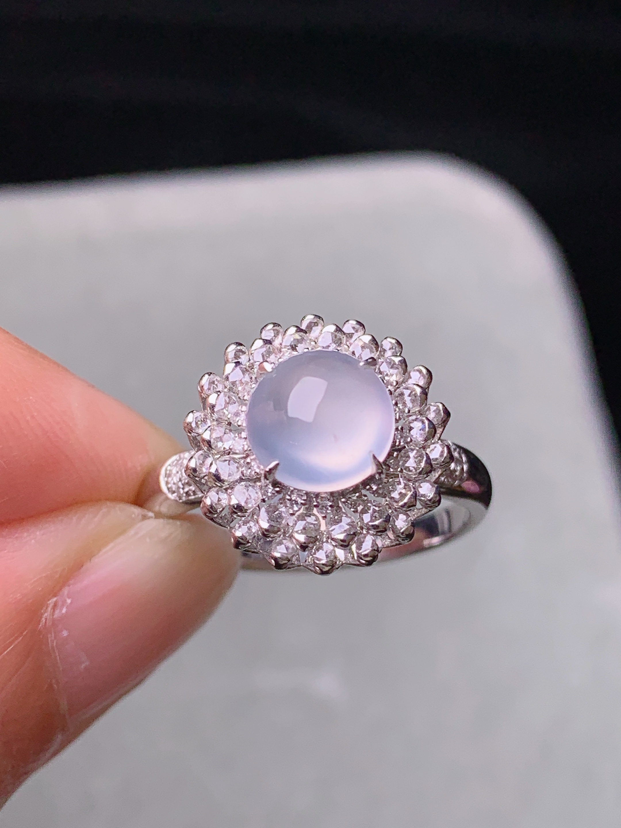 18k金钻镶嵌冰种蛋面戒指 玉质细腻 色泽艳丽清新 水润亮眼 圈口14 整体尺寸13.2*9.5t1