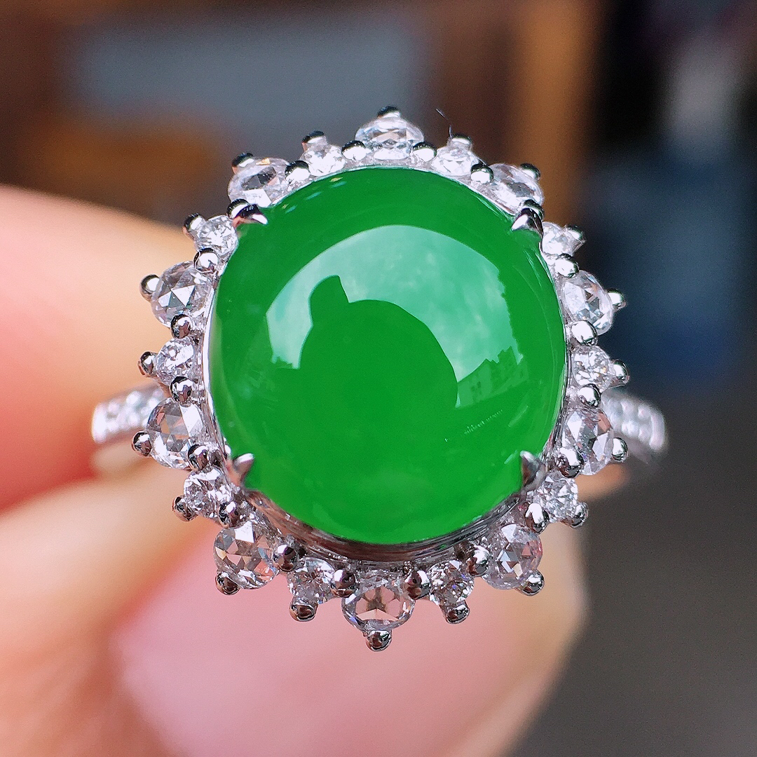 阳绿蛋面戒指，色泽均匀艳丽，玉质细腻，荧光感超
强，饱满圆润，尽显优雅气质，18k
金豪华镶嵌