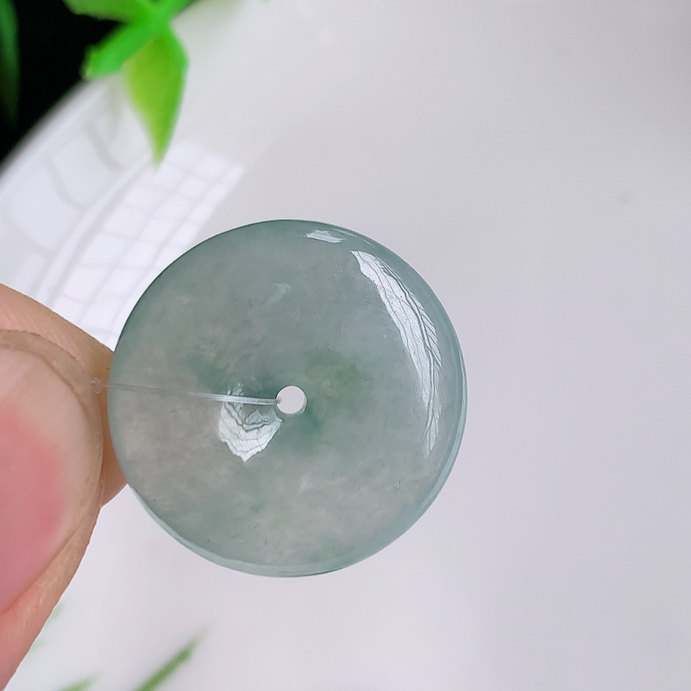 冰润飘花平安扣吊坠，厚装饱满，冰润剔透，细腻水足，种质润泽，飘花灵动，佩戴优雅大气，W49.16   尺寸：19.3-5.3mm