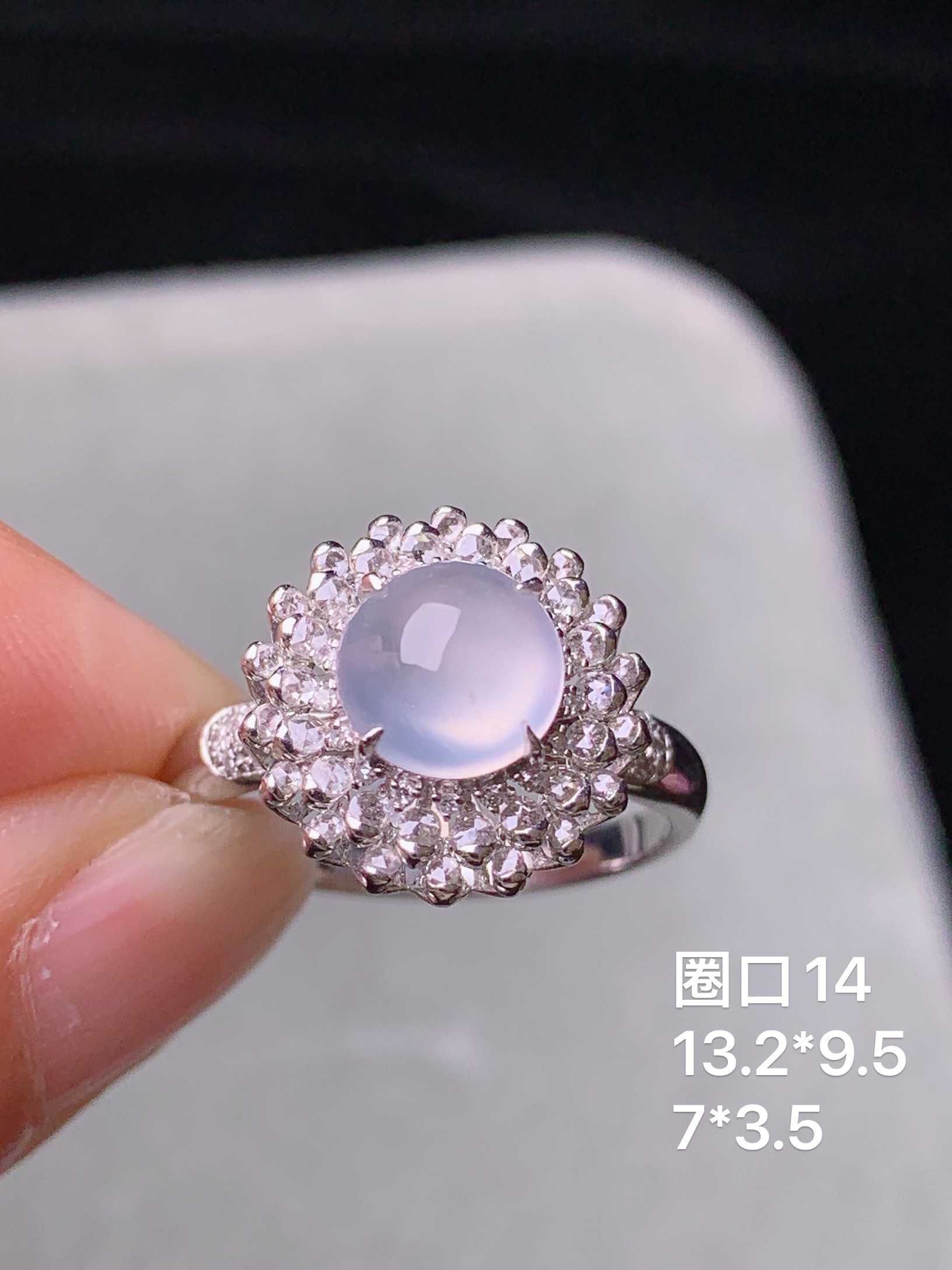 18k金钻镶嵌冰种蛋面戒指 玉质细腻 色泽艳丽清新 水润亮眼 圈口14 整体尺寸13.2*9.5t1