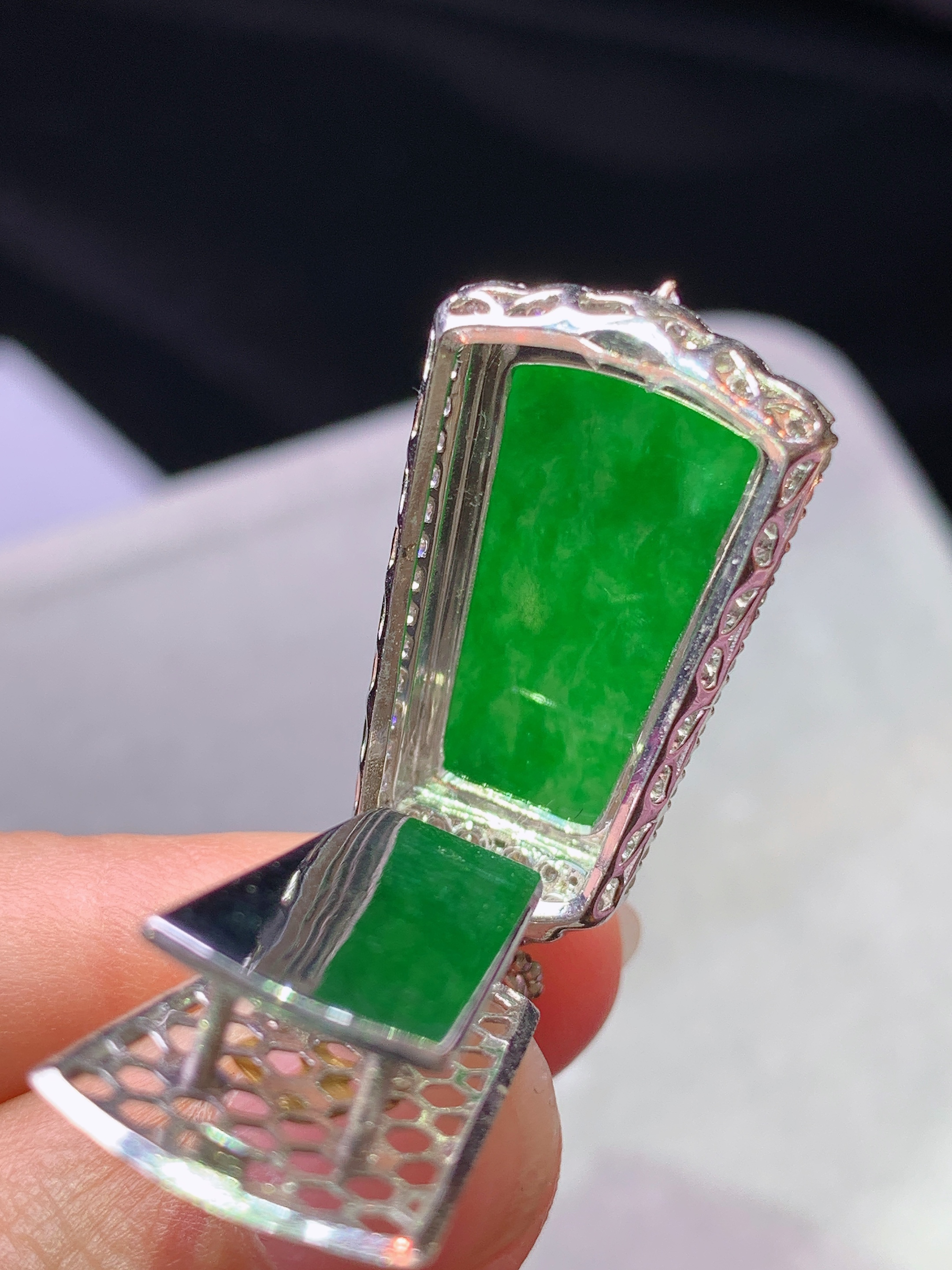 18k金钻镶嵌阳绿无事牌吊坠 玉质细腻 色泽艳丽清新 水润亮眼 整体尺寸35.6*16*7.7t1