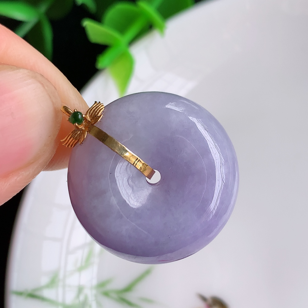 18k金冰润紫罗兰平安扣吊坠，厚装饱满，冰润剔透，细腻水足，种质润泽，飘花灵动，佩戴优雅大气，W49.16   整体尺寸：26-22.3-11mm   裸石尺寸：22.3-11mm