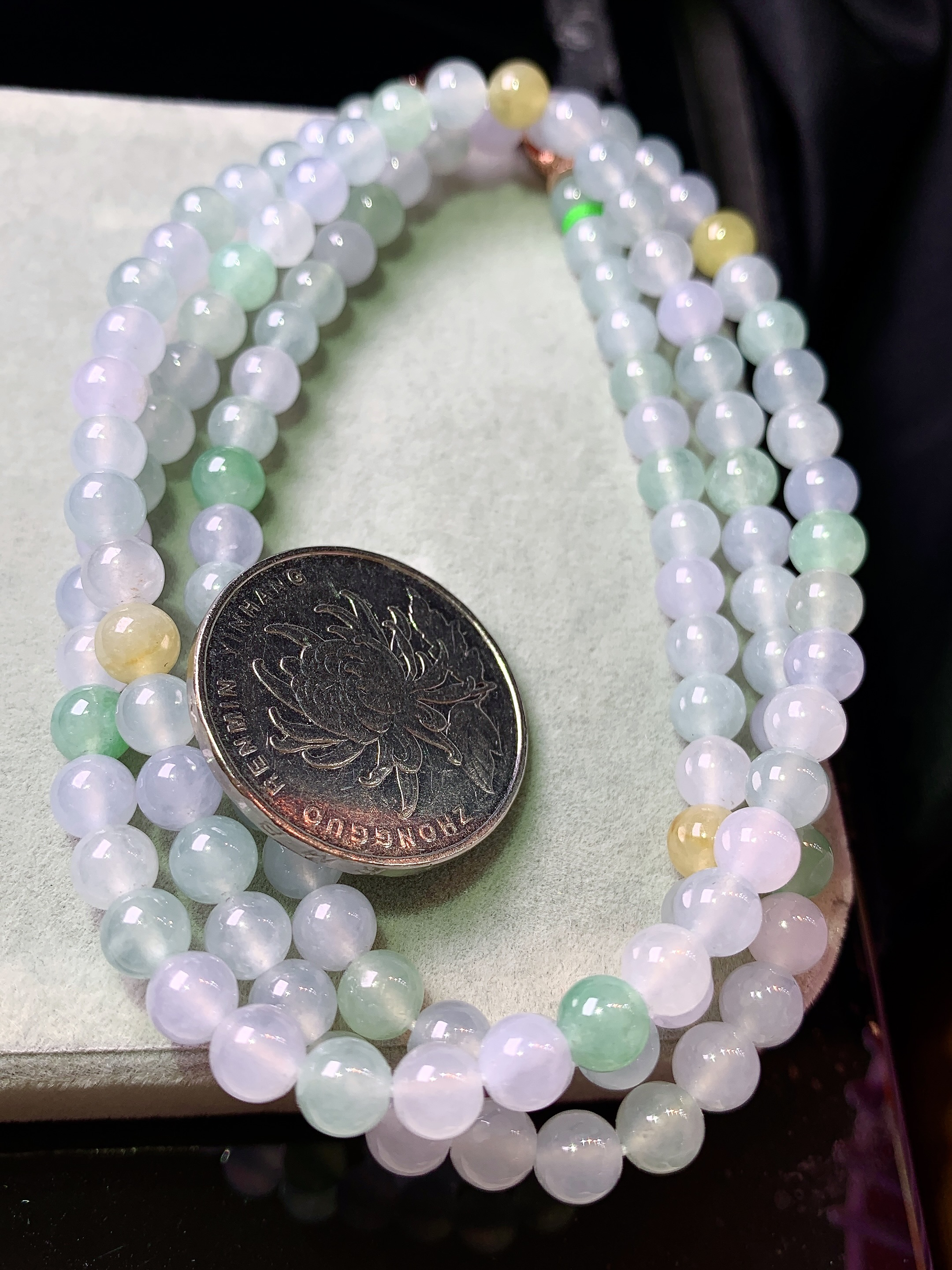 淡多彩圆珠项链 玉质细腻 色泽艳丽清新 水润亮眼 整体尺寸5.3c5