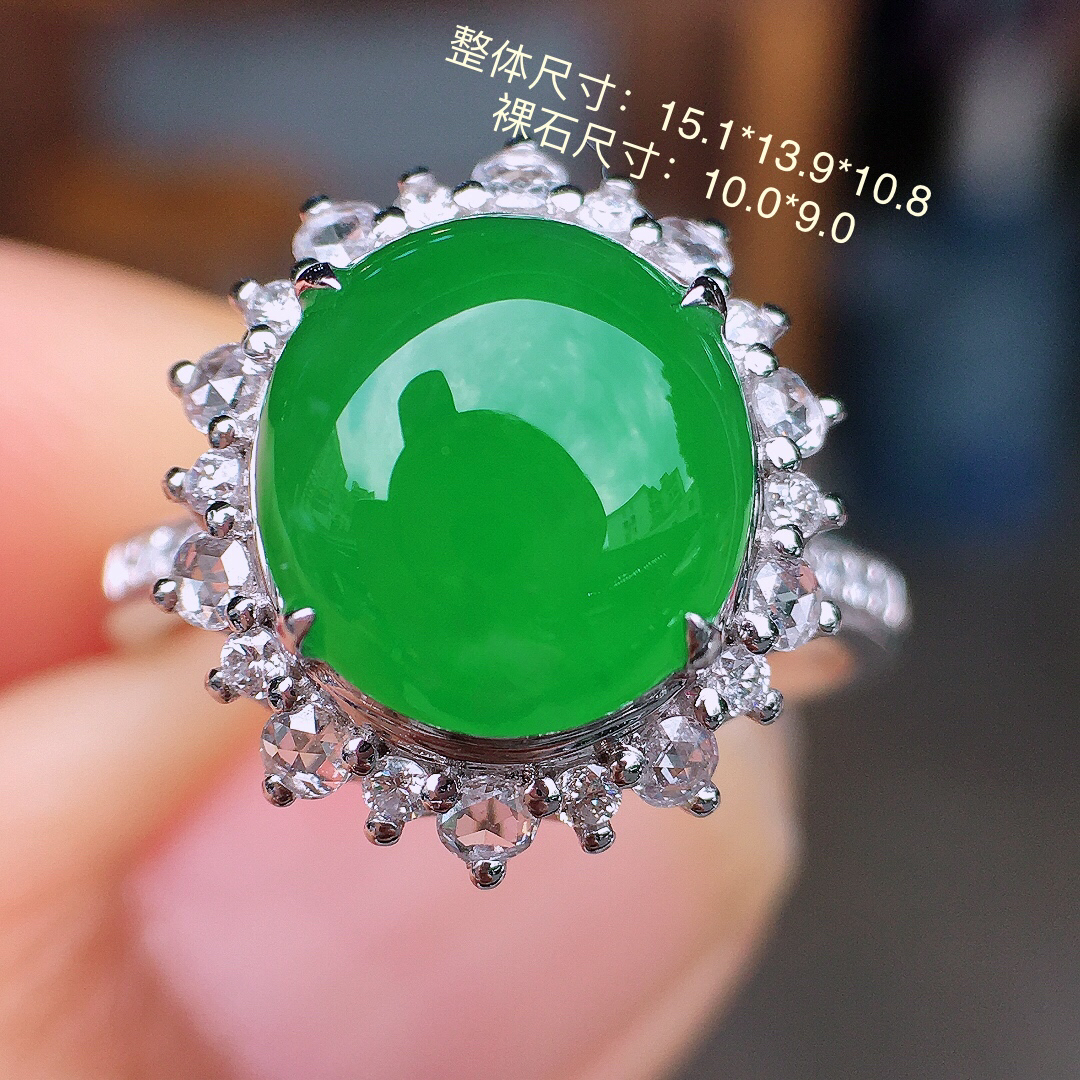 阳绿蛋面戒指，色泽均匀艳丽，玉质细腻，荧光感超
强，饱满圆润，尽显优雅气质，18k
金豪华镶嵌