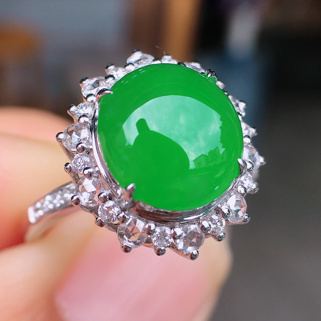 阳绿蛋面戒指，色泽均匀艳丽，玉质细腻，荧光感超
强，饱满圆润，尽显优雅气质，18k
金豪华镶嵌