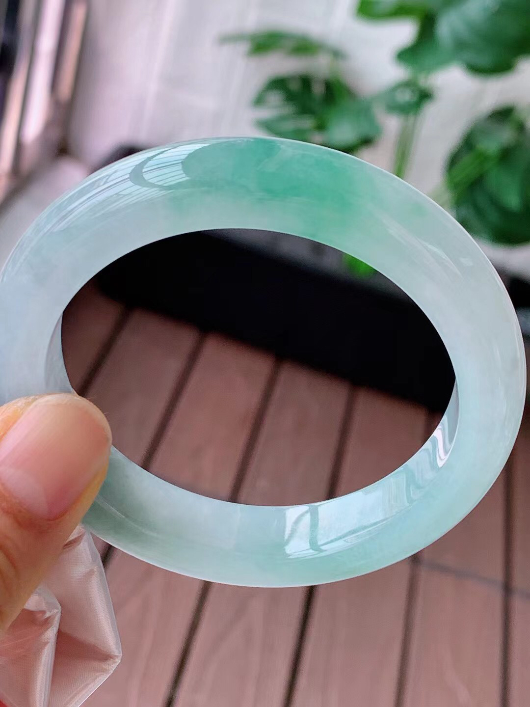 【翡翠名称】老坑种冰飘花54.5正圈口手镯
【翡翠尺寸】54.5/11.8/8.9mm适合53.5-