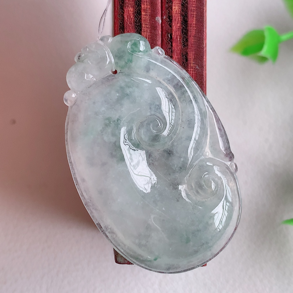 冰润飘花吉祥如意翡翠吊坠  寓意“万事如意，吉祥如意,福寿绵长 心想事成”饱满大气，通透水润  W49.16 尺寸：36.5-23.5-5mm