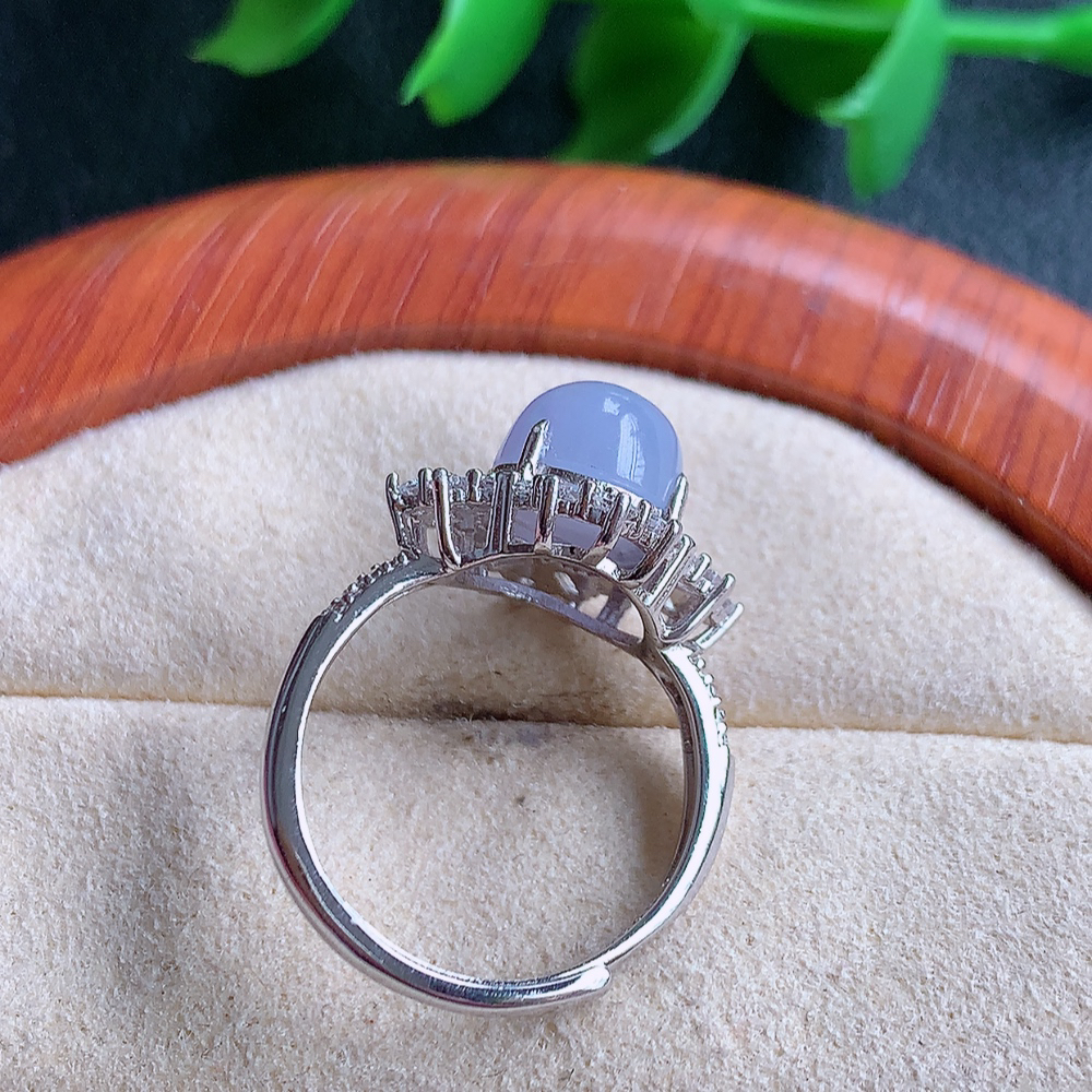 冰紫罗兰精美蛋面翡翠戒指  玉质细腻  冰清玉润  飘花灵动  颜色漂亮  W815.16  内径尺寸：16-15.3-8.8mm  裸石尺寸：8.2-7.5mm