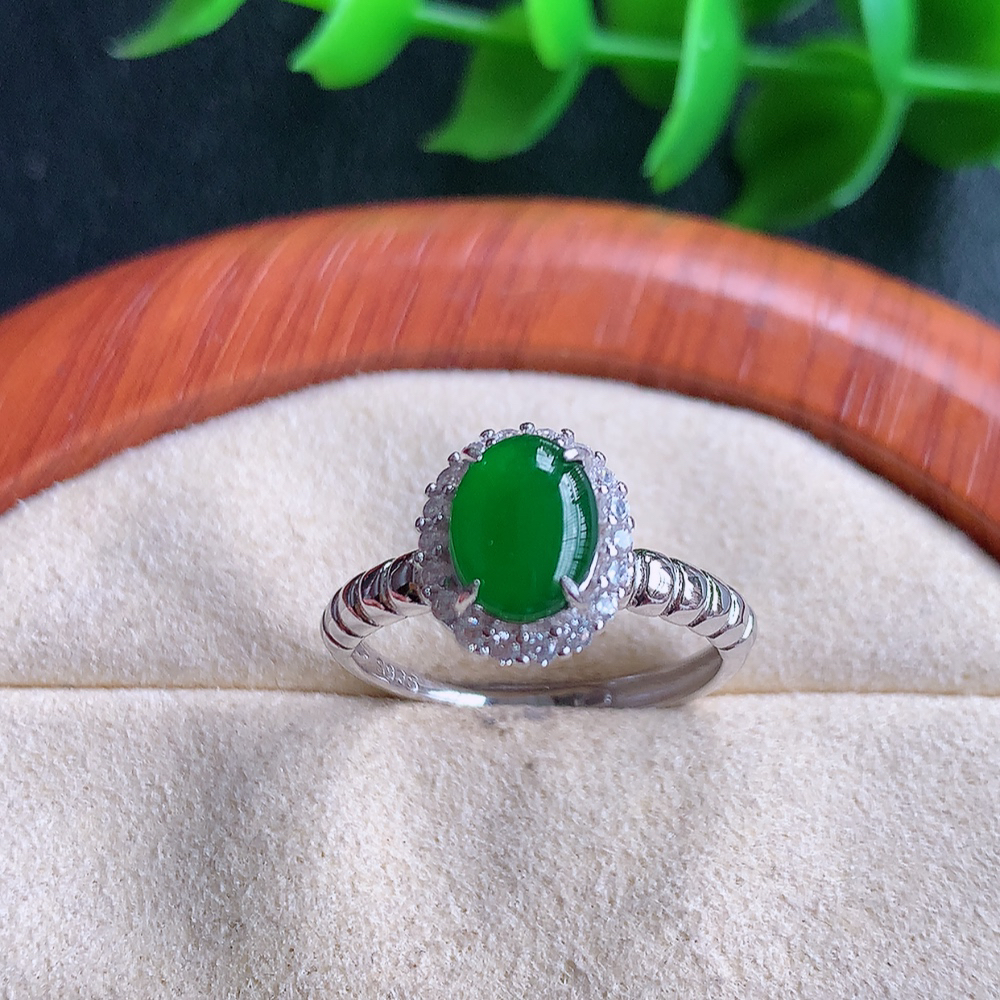 冰满绿精美蛋面翡翠戒指  玉质细腻  冰清玉润  飘花灵动  颜色漂亮  W815.16  内径尺寸：17.5-10.5-6.5mm  裸石尺寸：8-5.5mm