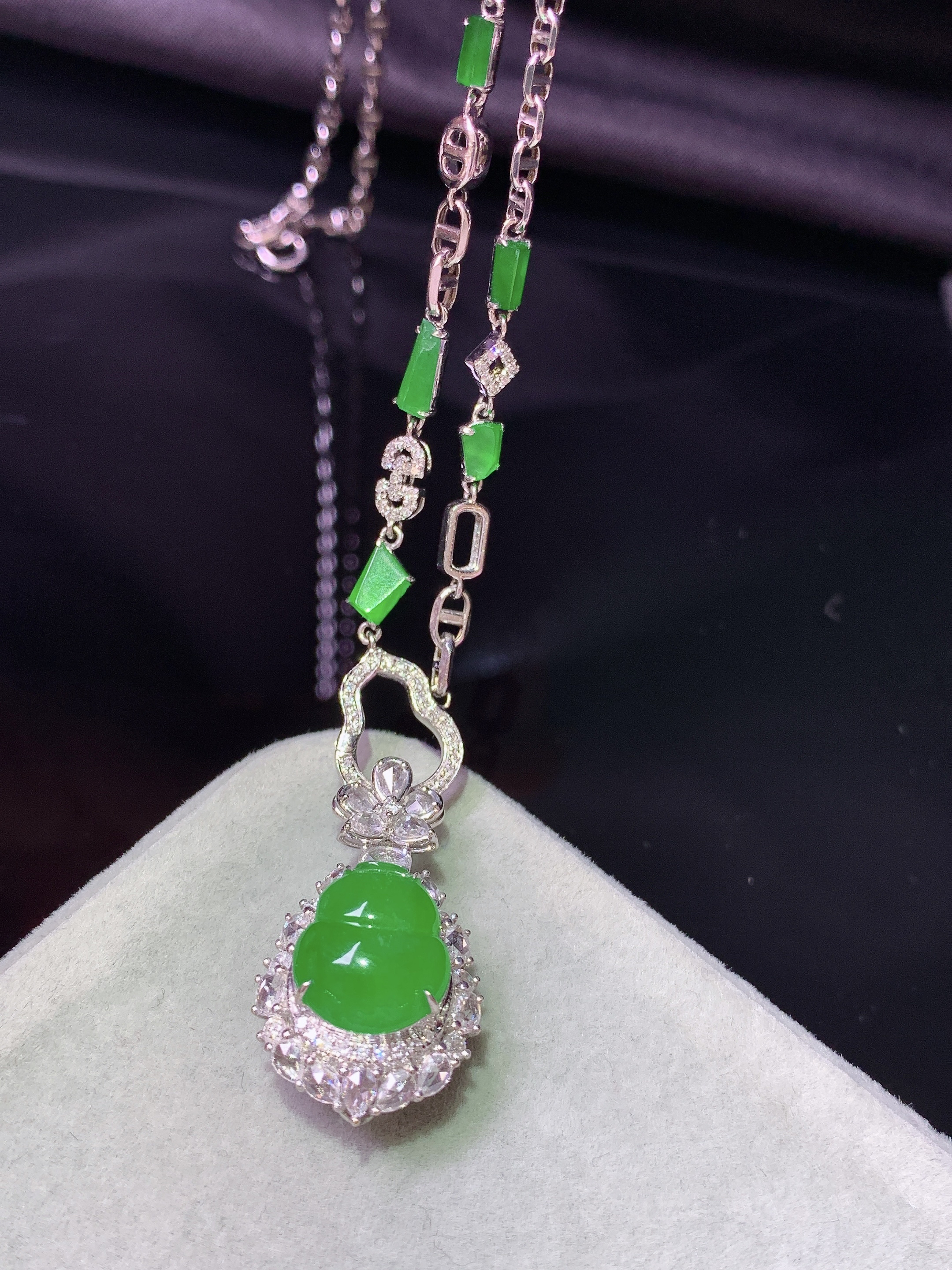 18k金钻镶嵌冰阳绿葫芦项链吊坠两用款 玉质细腻 色泽艳丽清新 水润亮眼 整体尺寸25.8*14.3