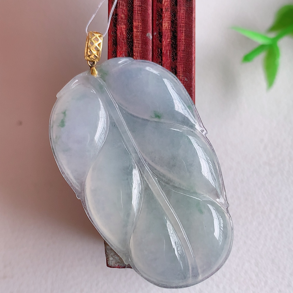 18k金扣冰润飘花金枝玉叶翡翠吊坠  老种起胶感  飘花灵动  寓意“金枝玉叶，大业有成，一夜成名”  饱满大气，水润通透。W49.16  尺寸：37-23.3-3.5mm