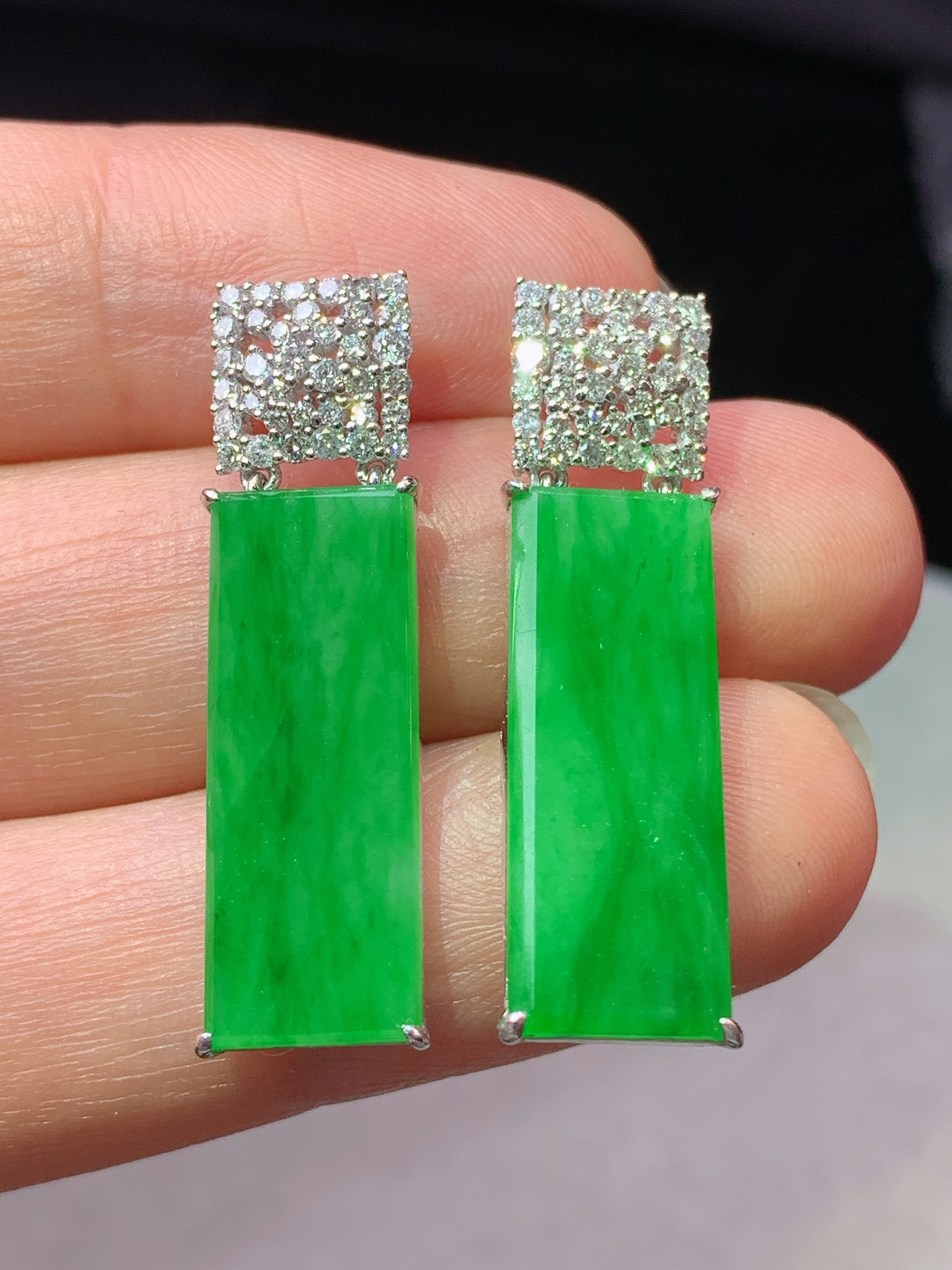 18k金钻镶嵌阳绿无事牌耳坠 玉质细腻 色泽艳丽清新 水润亮眼 整体尺寸29*8*3.8m5