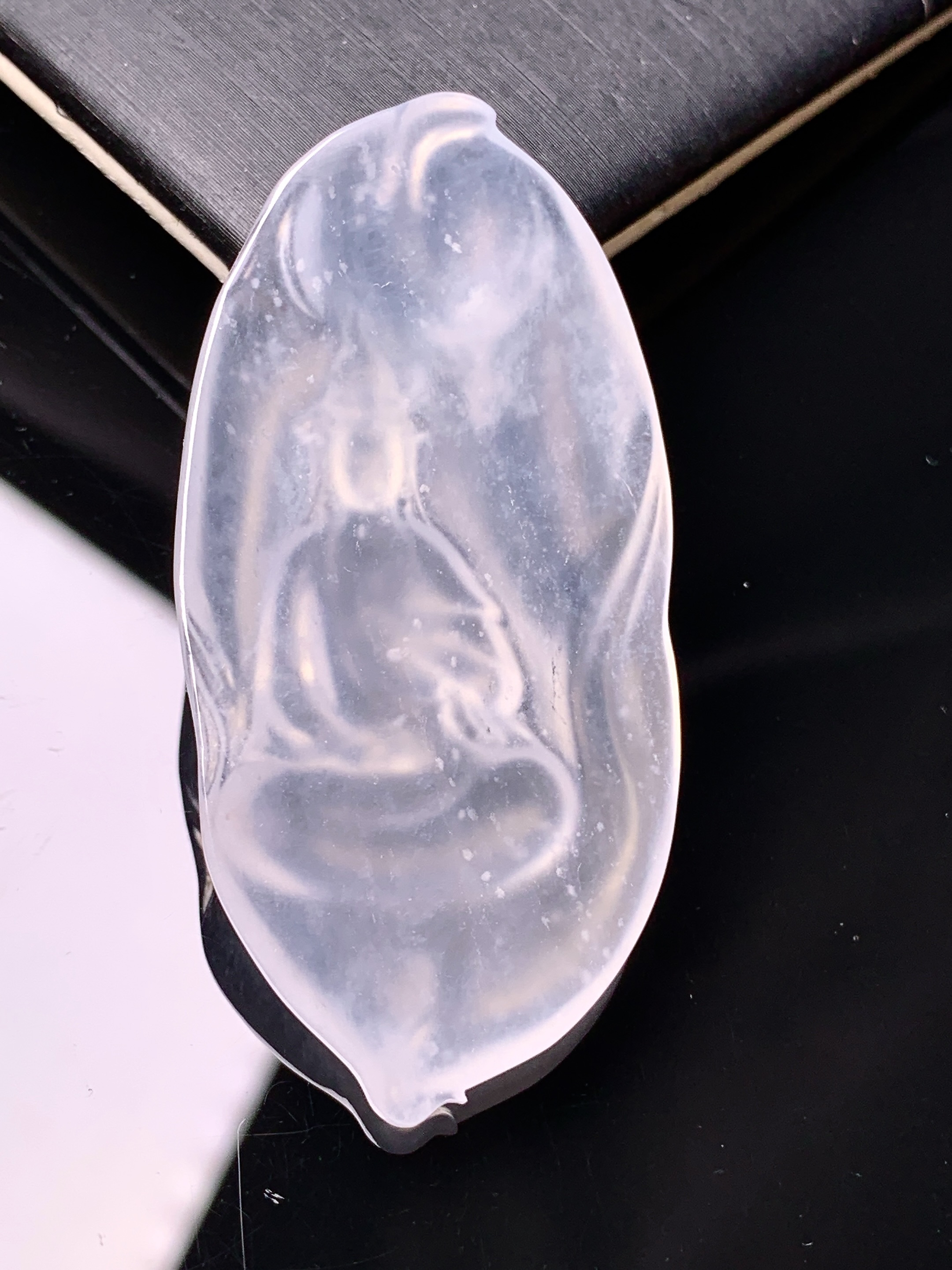 冰种观音菩萨吊坠 玉质细腻 色泽艳丽清新 水润亮眼 整体尺寸52.8*25.3*5x7