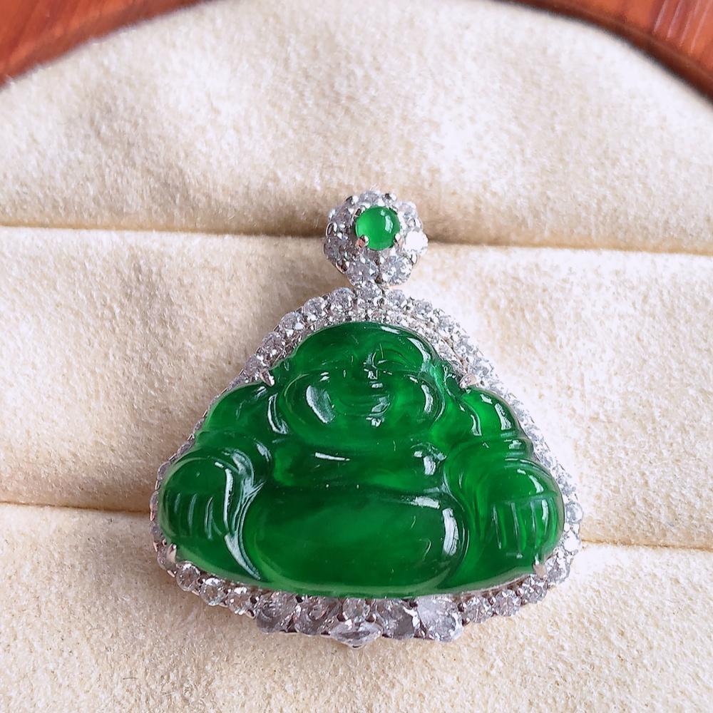 925银镶冰润满绿佛公挂件 玉质细腻  精雕弥勒佛，笑佛福耳垂肩，面相喜庆，开怀大笑，憨态可掬。惟妙惟肖，寓意福禄双全，吉祥美满，笑口常开 W481.16  整体尺寸：27-25-8.8mm   裸石尺寸：15.5-22.8mm