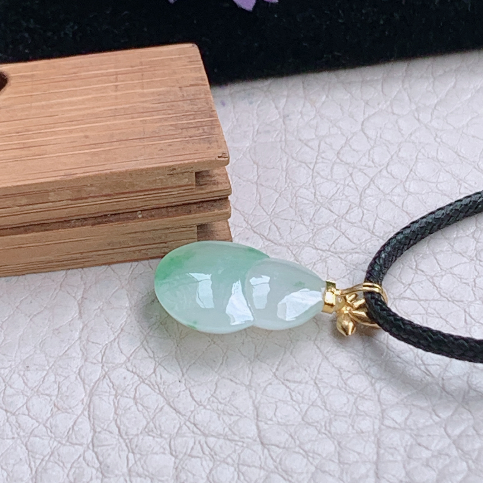 zz3实拍连金25.8*14.5*5.3天然缅甸翡翠冰飘阳绿花胡芦吊坠 镶金福禄锁骨坠